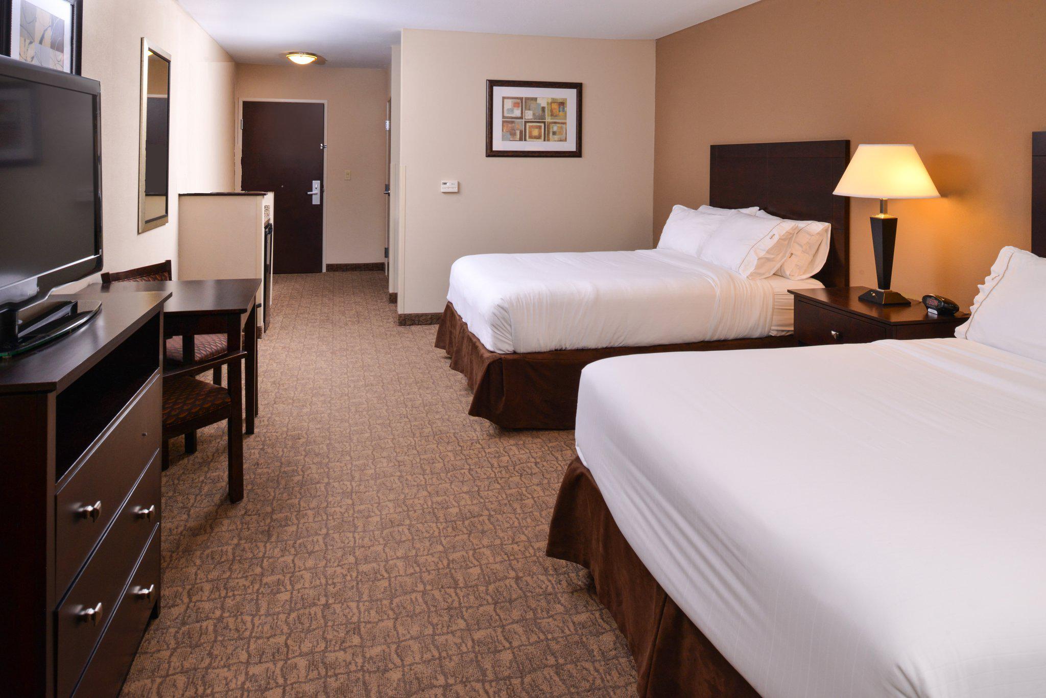 Holiday Inn Express & Suites Fairmont Photo