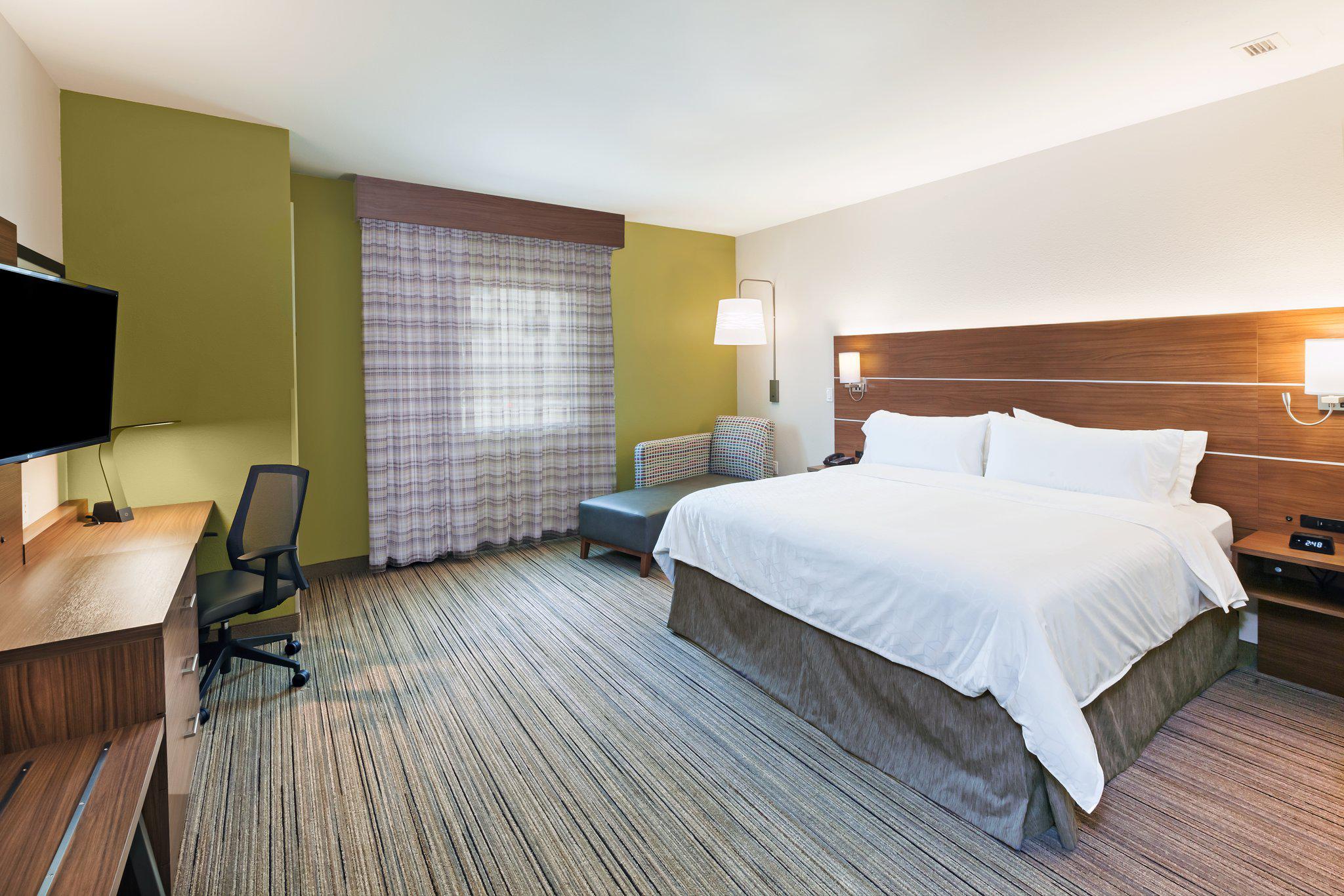 Holiday Inn Express & Suites Lenexa - Overland Park Area Photo