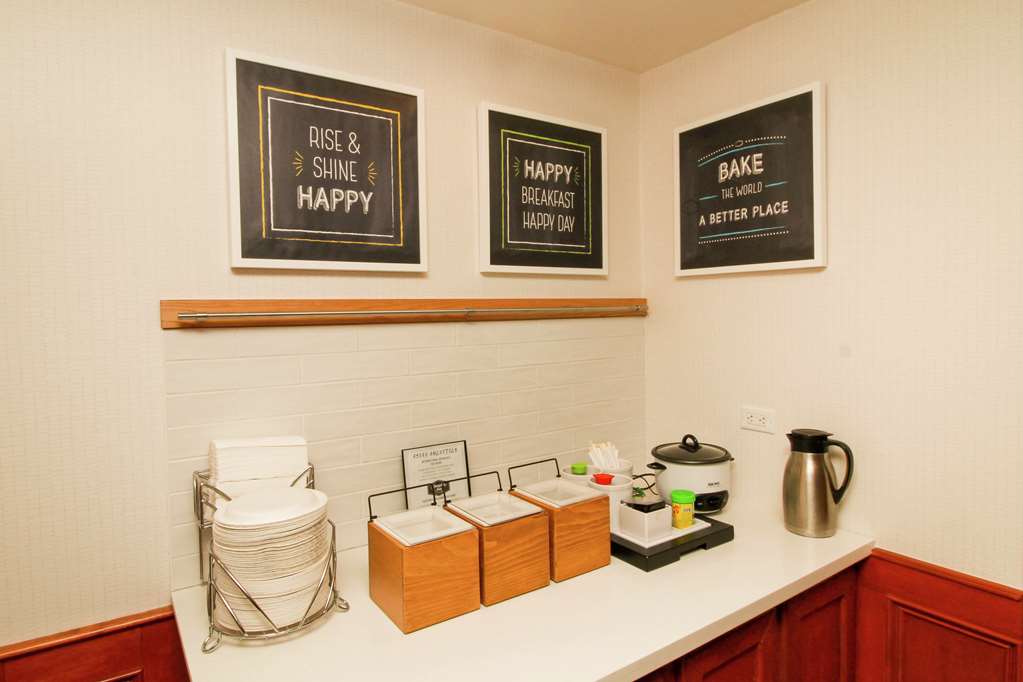 Hampton Inn Commerce Novi Image