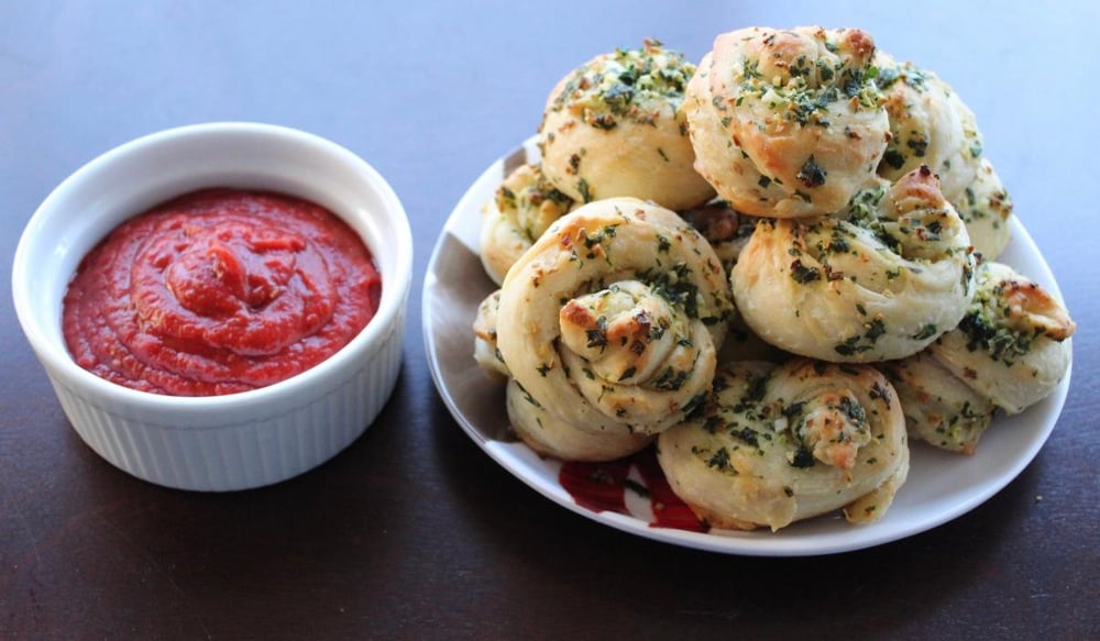 GARLIC KNOTS WITH SAUCE