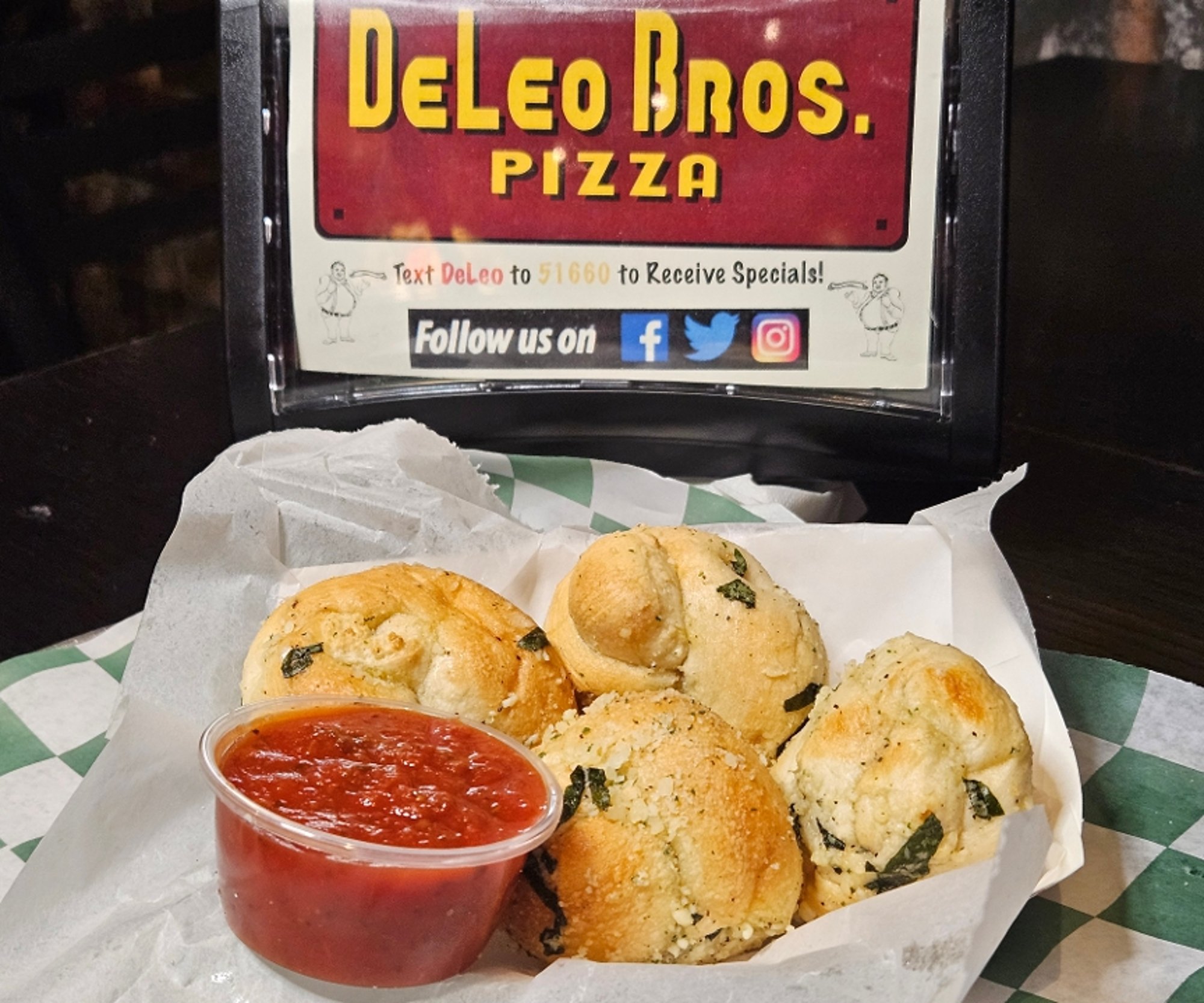 GARLIC KNOTS (6)