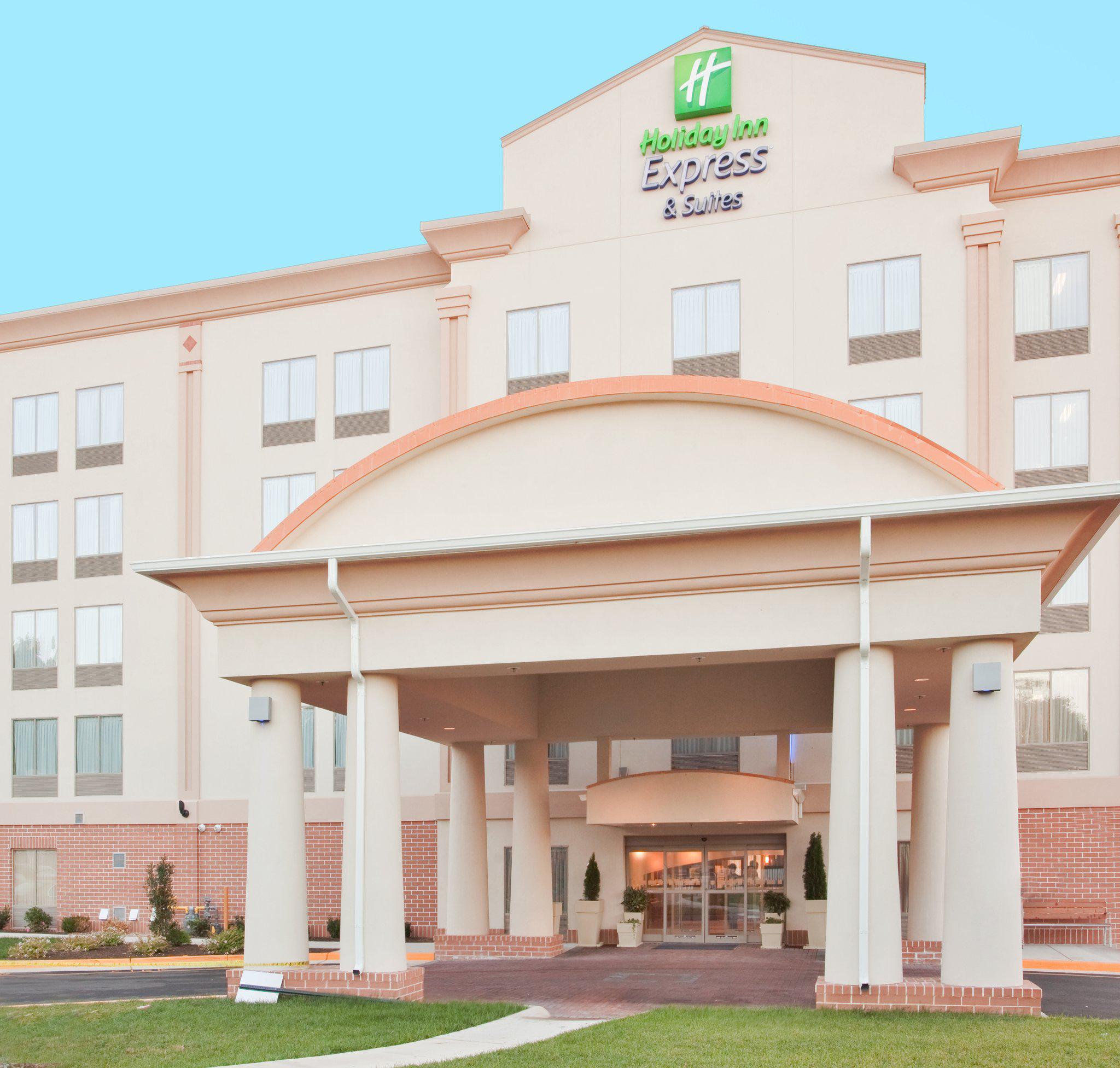 Holiday Inn Express & Suites Fredericksburg Photo