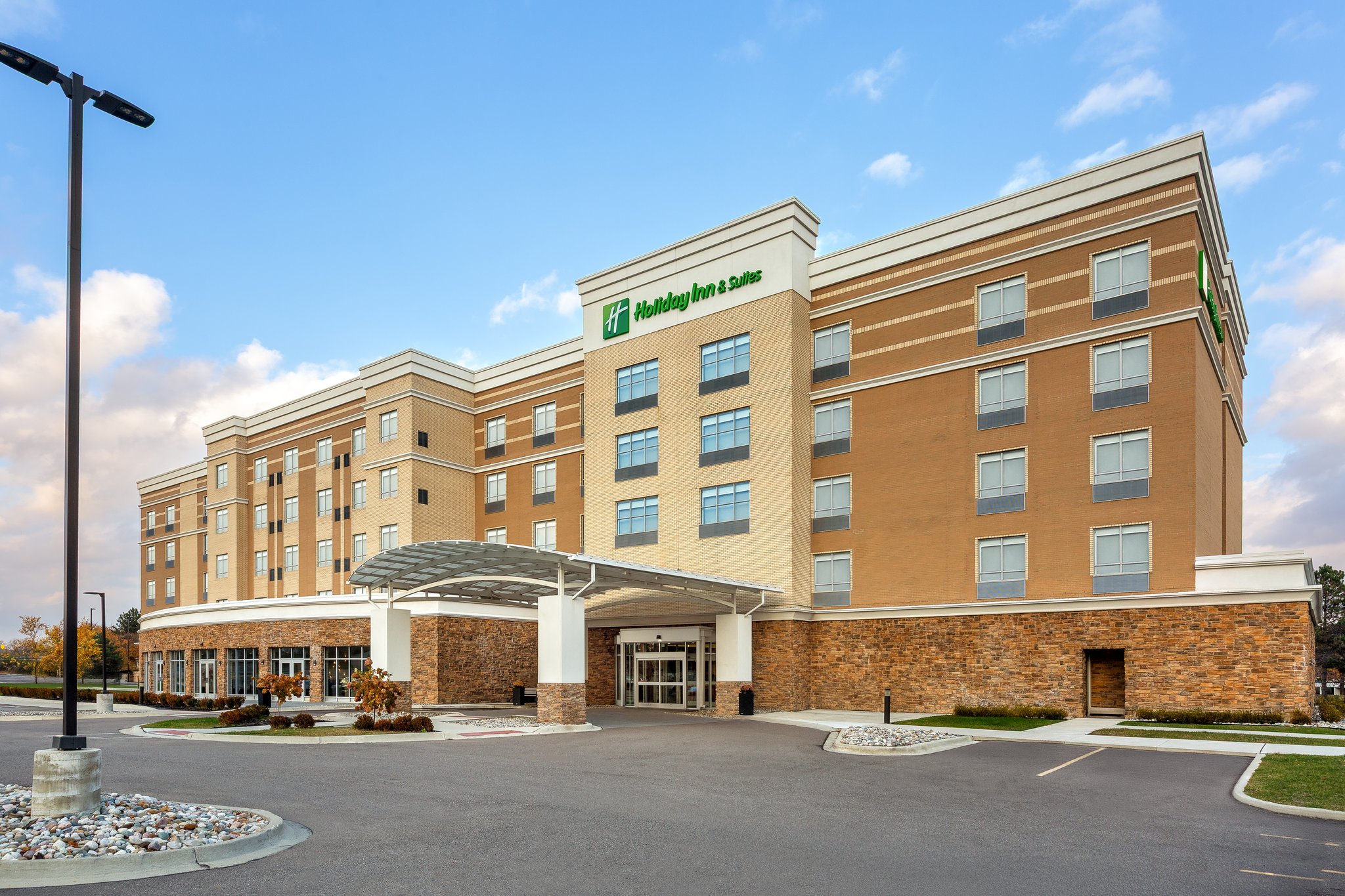 Holiday Inn & Suites Detroit - Troy by IHG Image