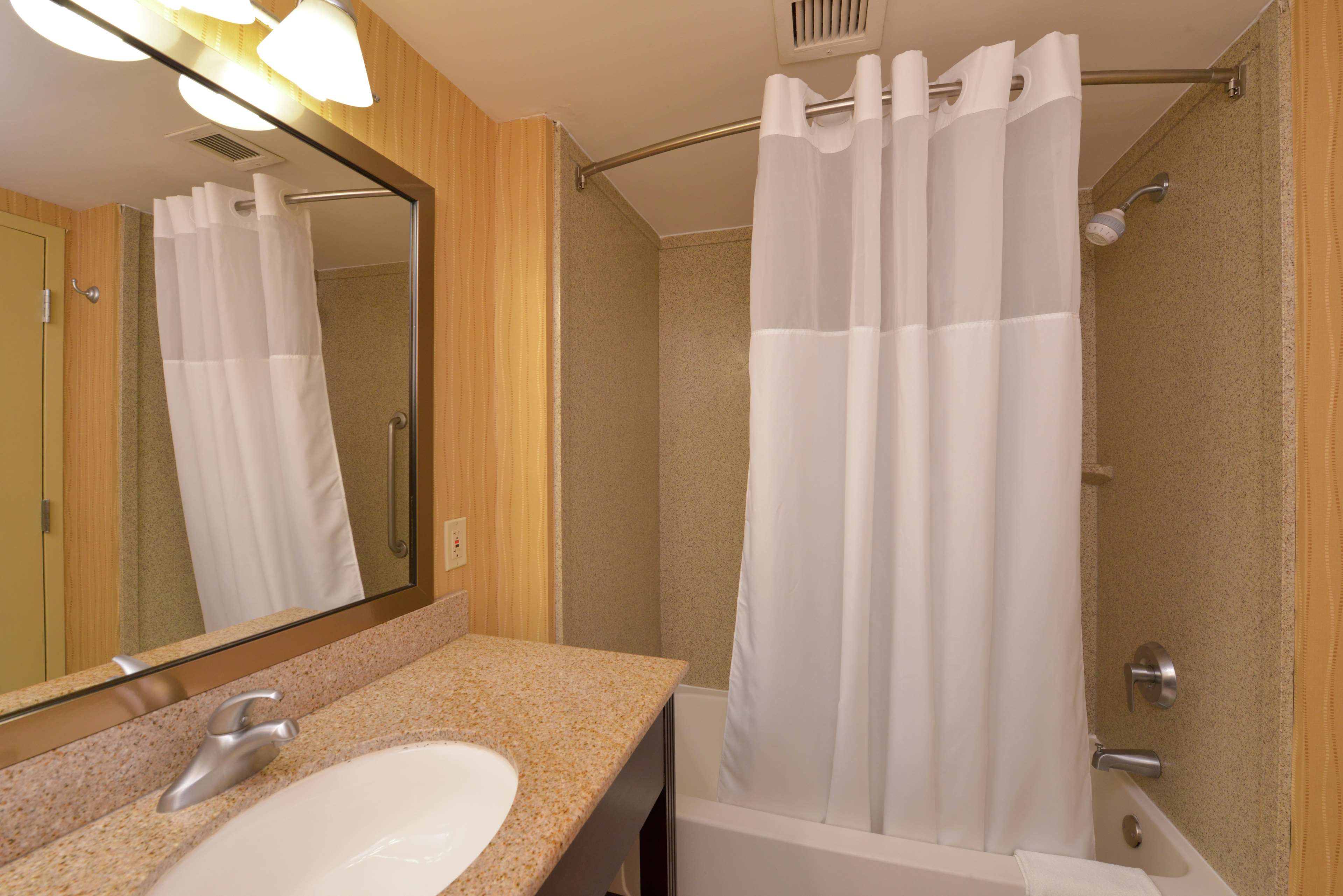 Hampton Inn Frederick Photo