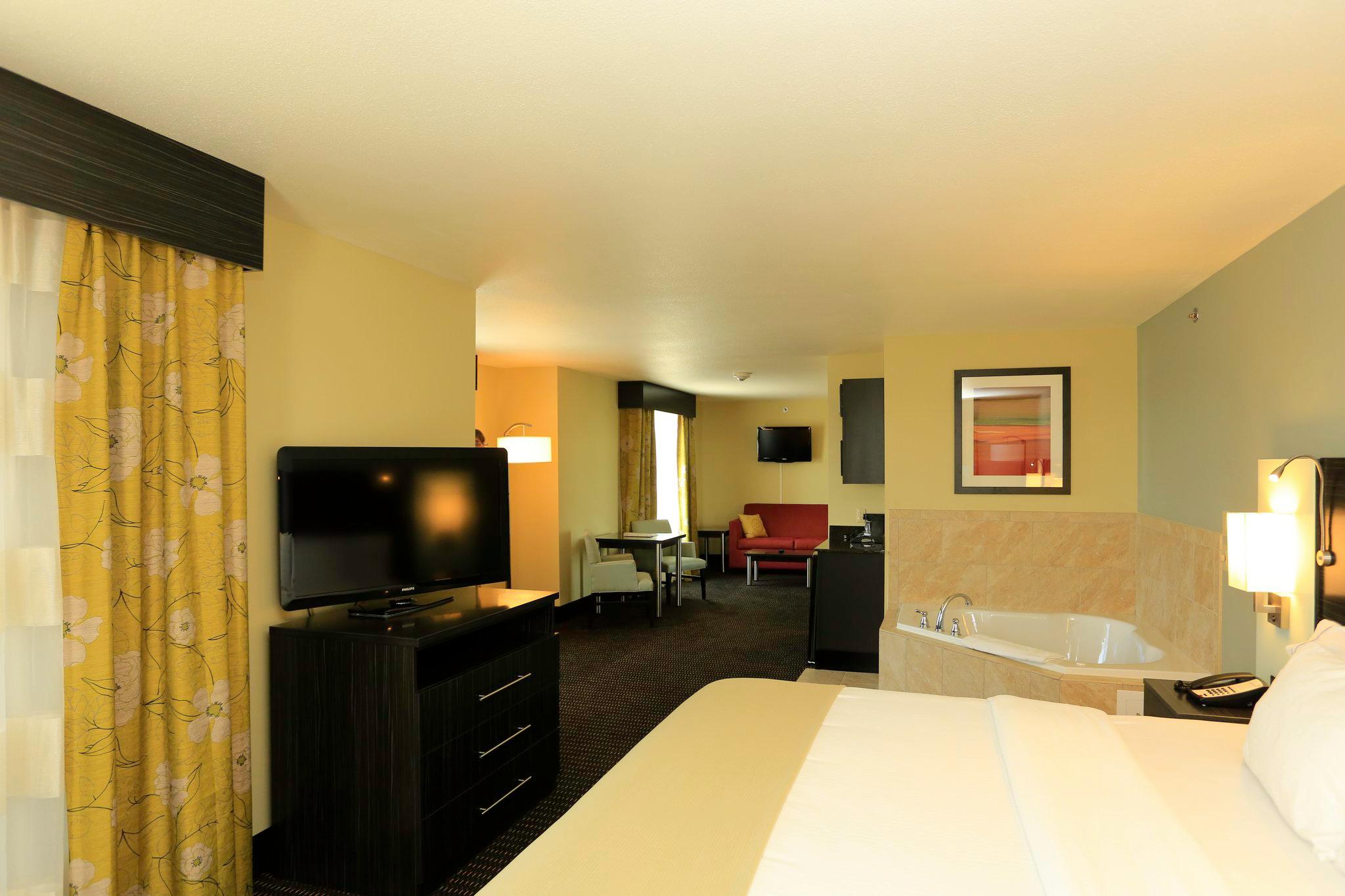 Holiday Inn Express & Suites Marion Photo