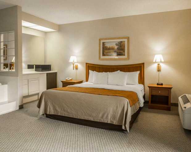 Images Rodeway Inn & Suites On The River