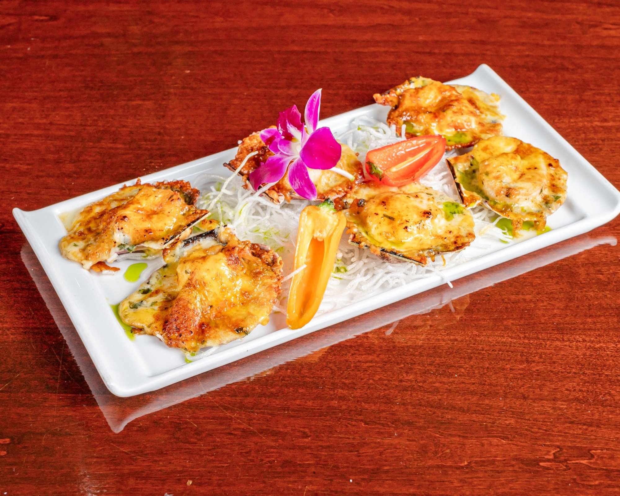 Conchitas Gratinadas con Camarones y Salsa Coral