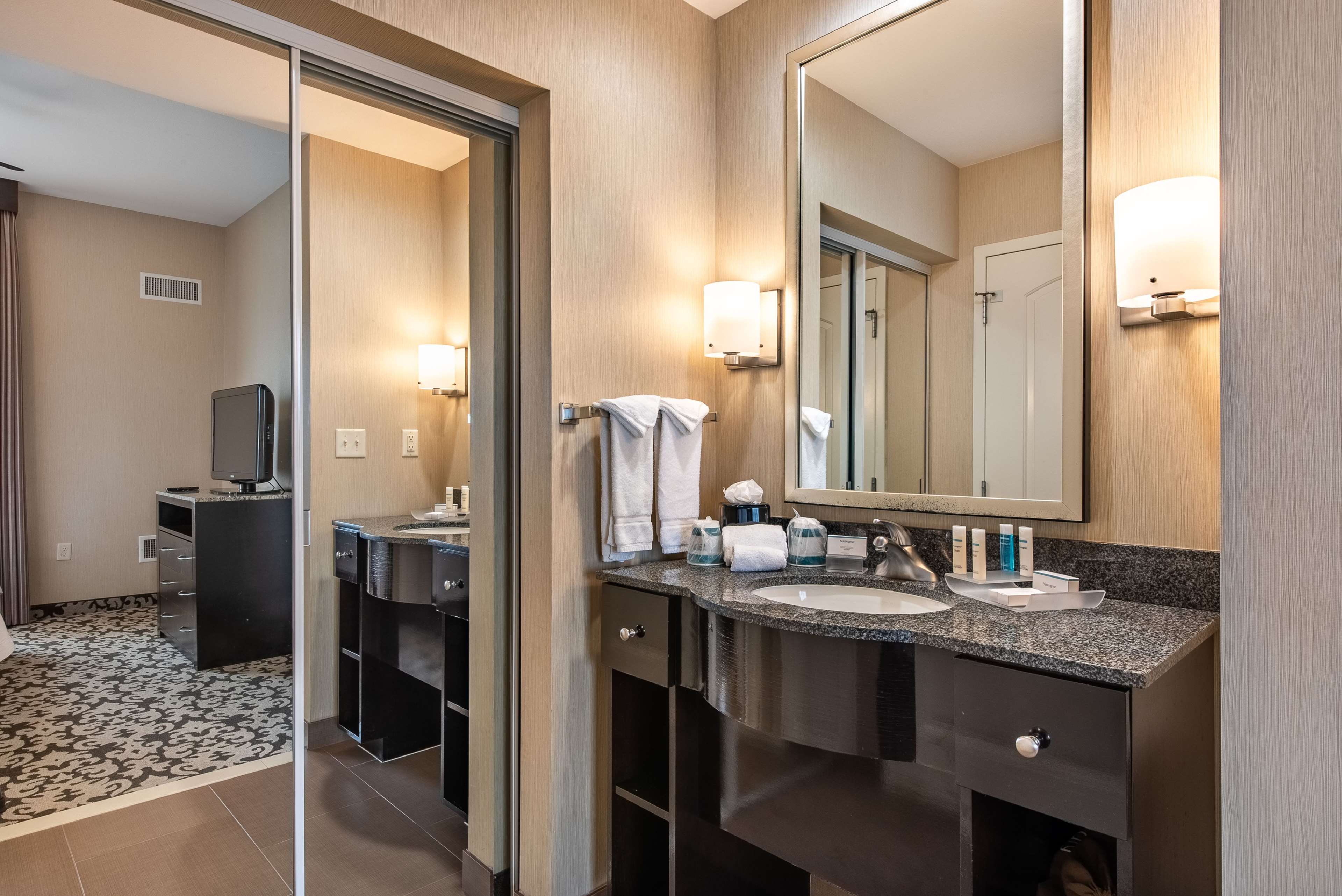 Guest room bath