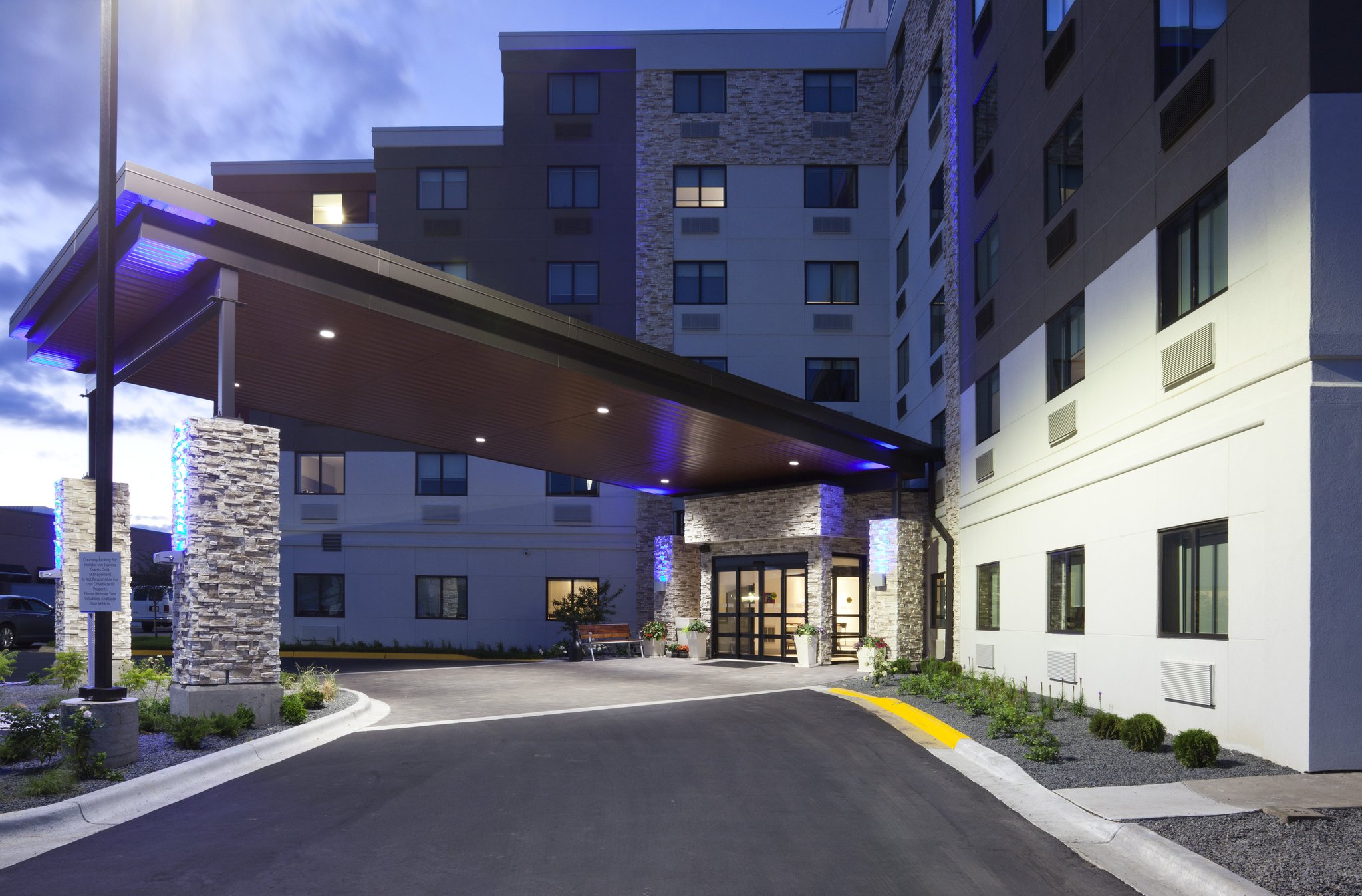 Holiday Inn Express Roseville-St. Paul by IHG Image