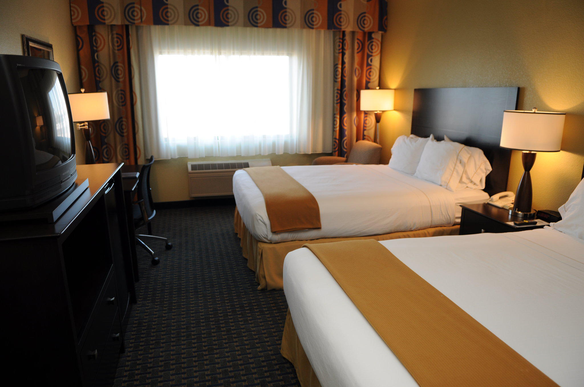 Holiday Inn Express & Suites Phoenix/Chandler (Ahwatukee) Photo