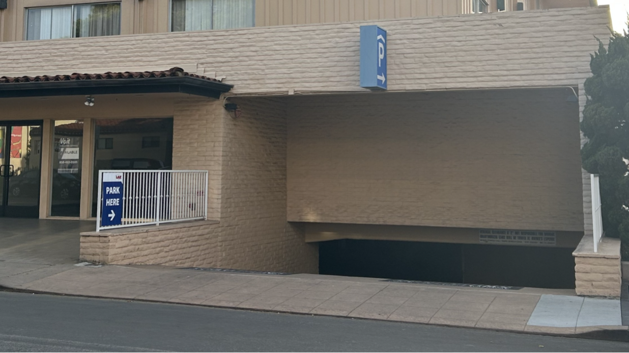 LAZ Parking - El Patio