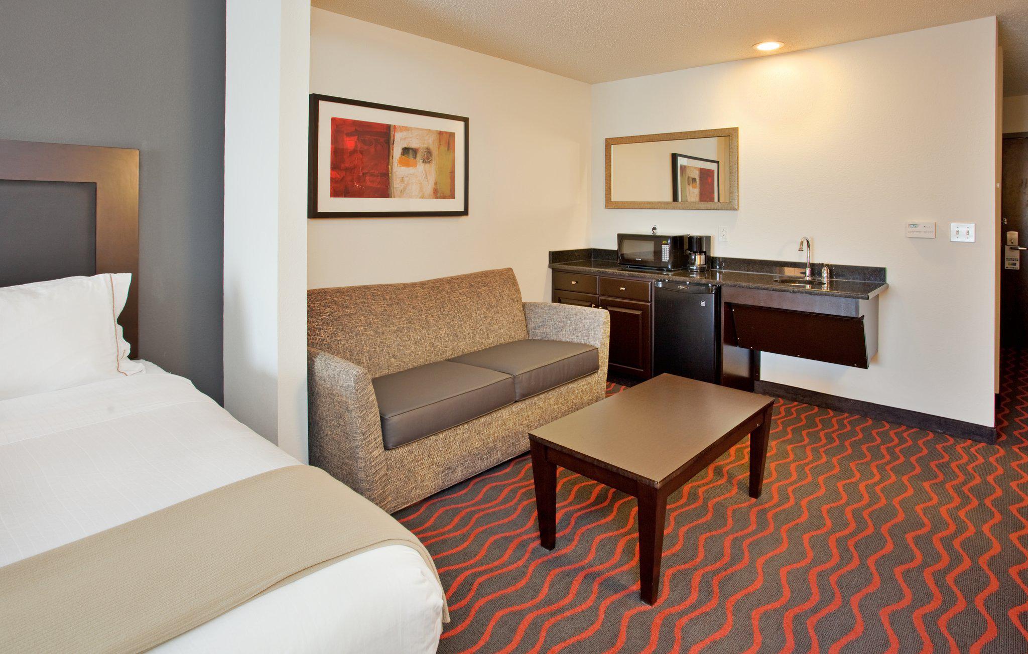 Holiday Inn Express & Suites Festus - South St. Louis Photo