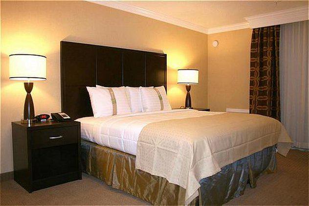 Holiday Inn & Suites San Mateo-San Francisco SFO Photo