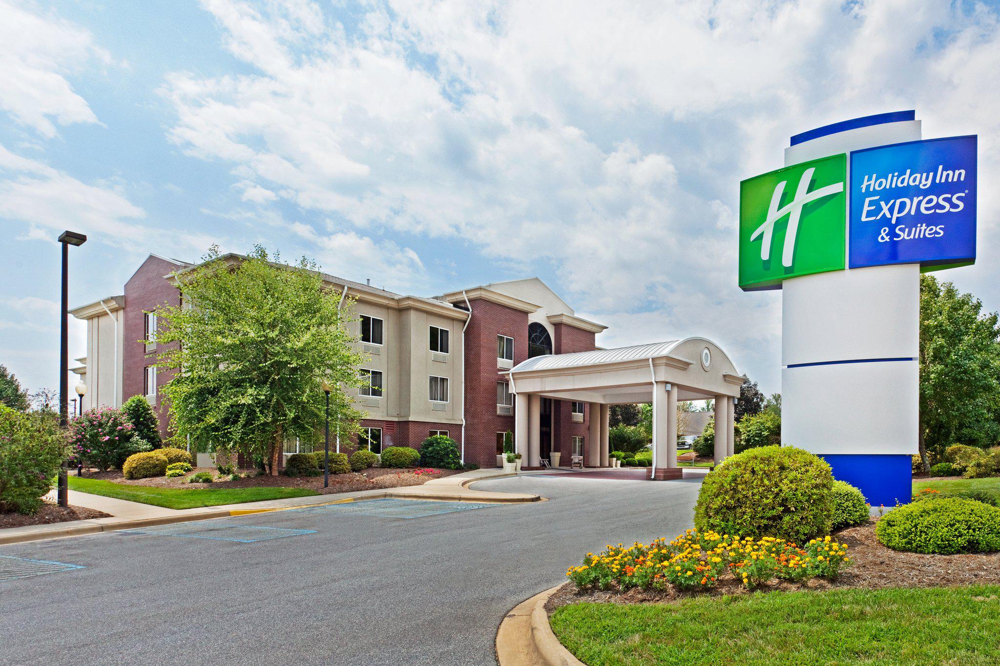 Holiday Inn Express & Suites Brevard Photo