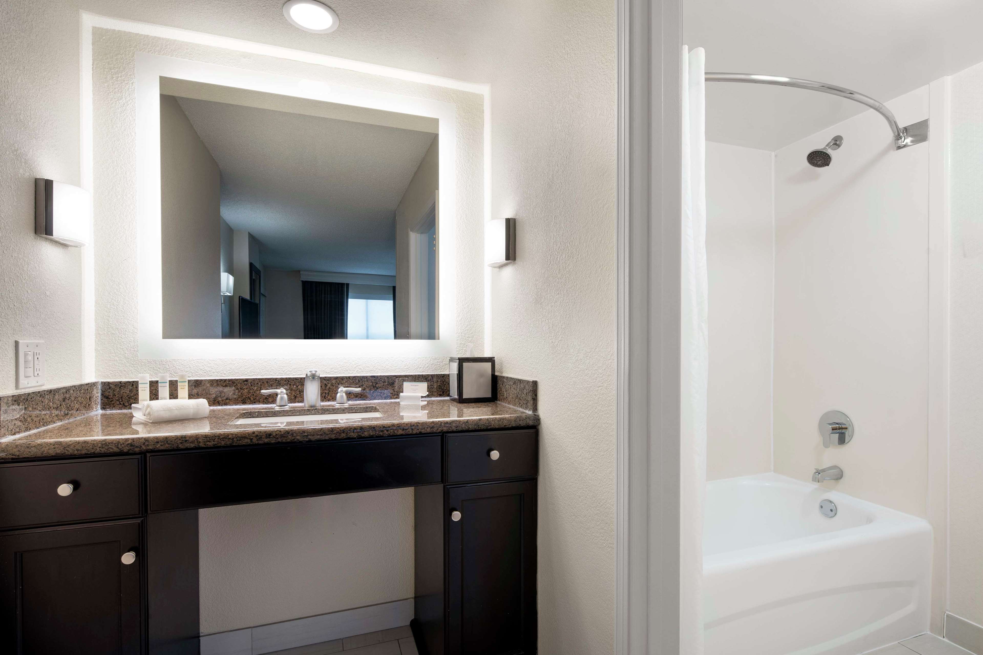 Guest room bath