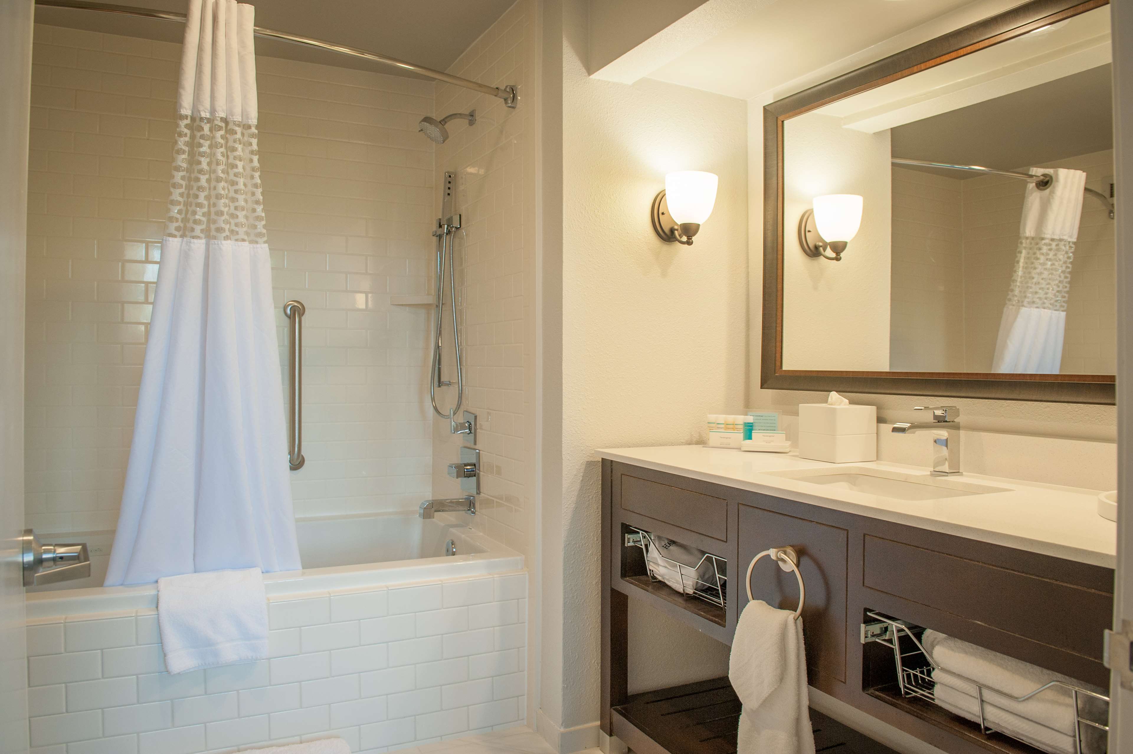 Guest room bath