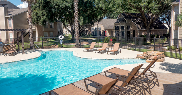 Images Oaks at Greenview Apartments