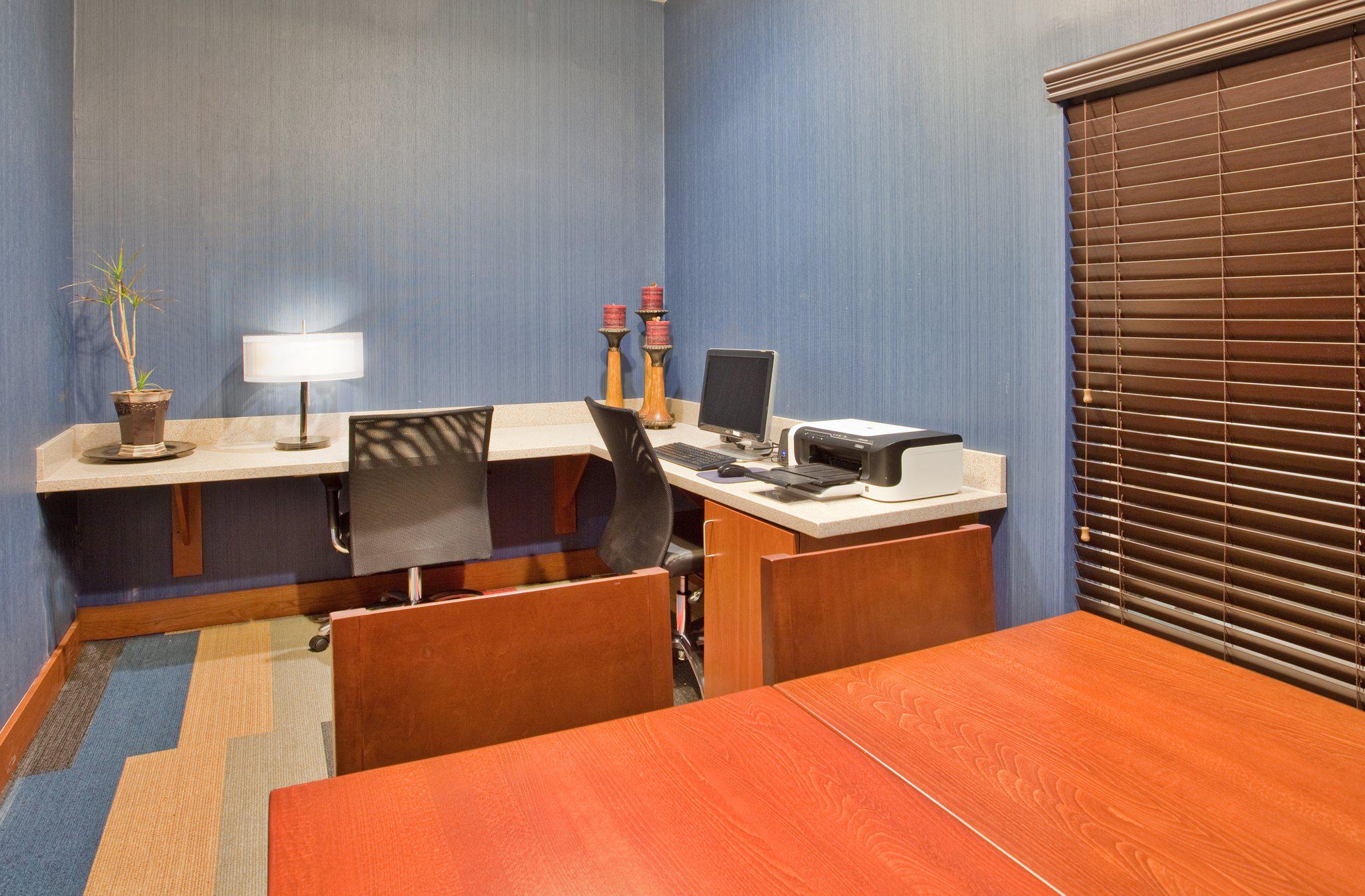 Holiday Inn Express & Suites Beatrice Photo