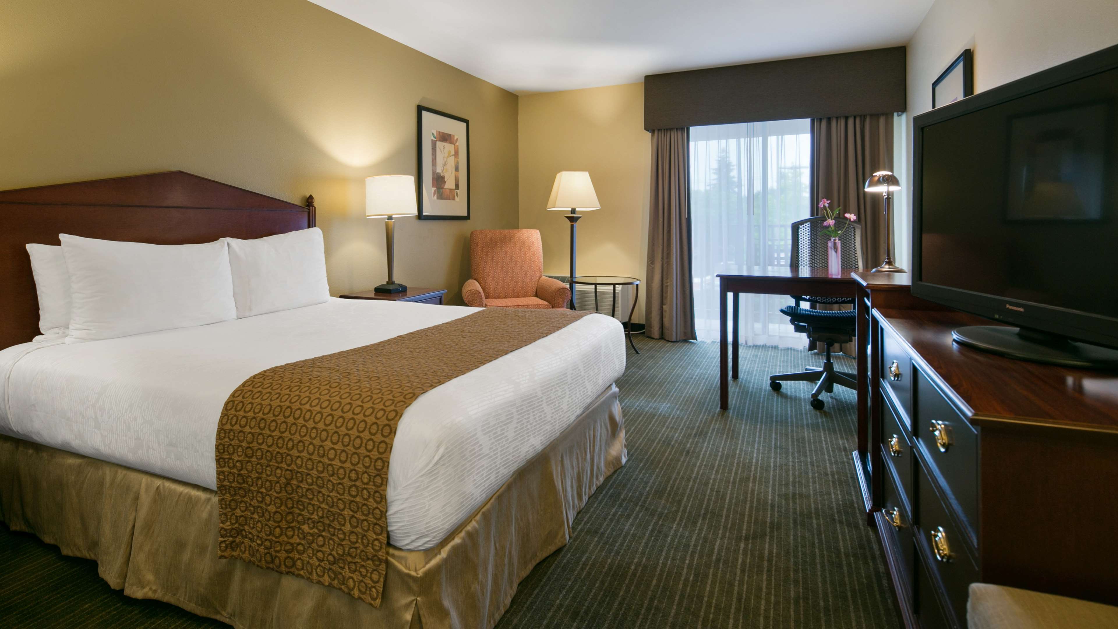 Best Western Plus Plaza by the Green Photo