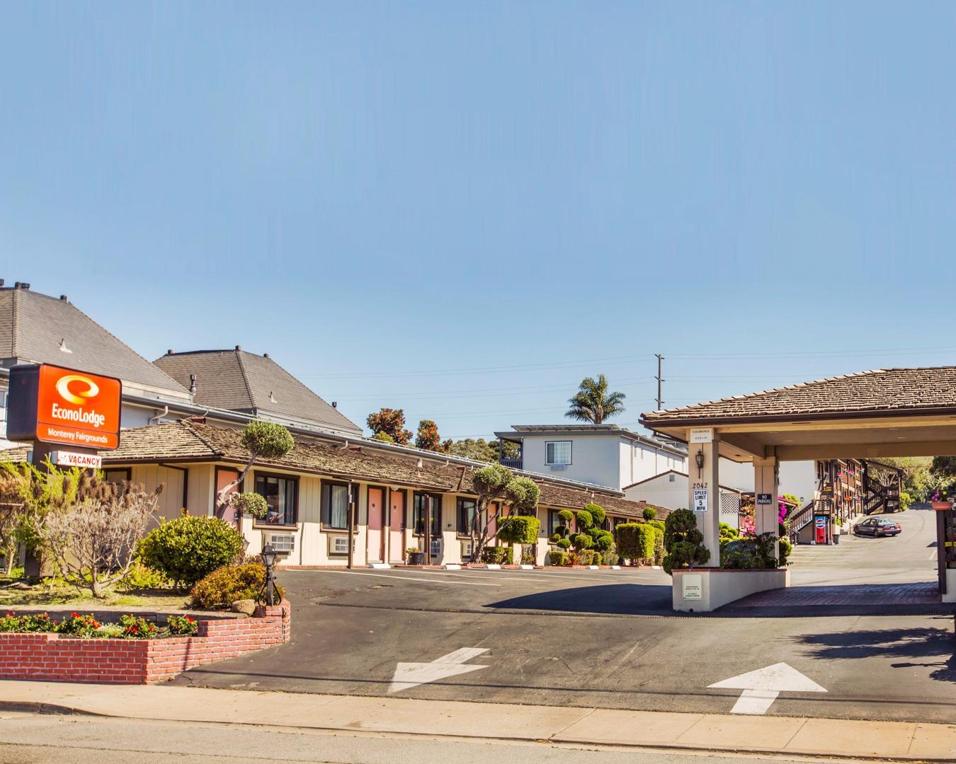 Econo Lodge Monterey Fairgrounds Logo