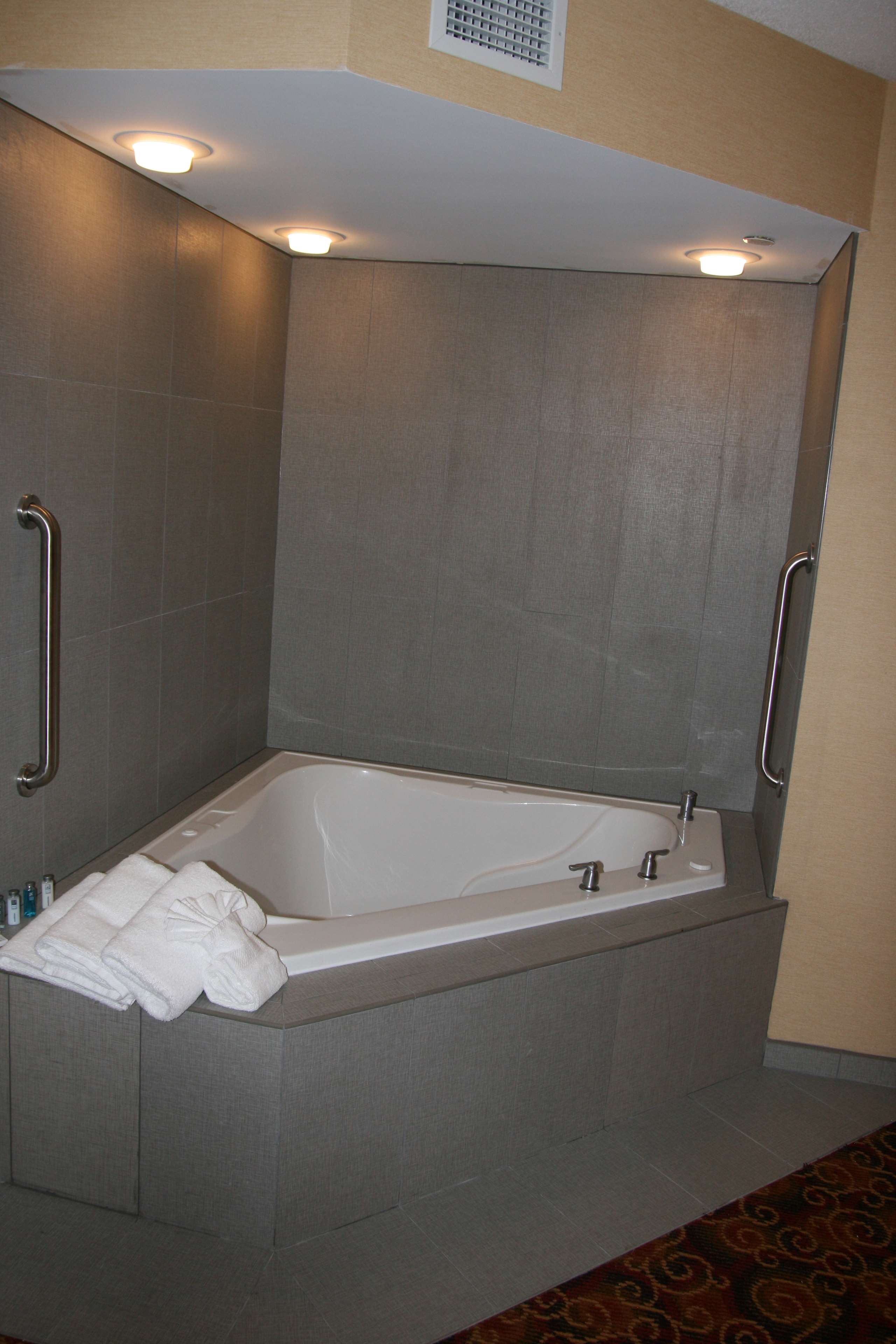 Guest room bath