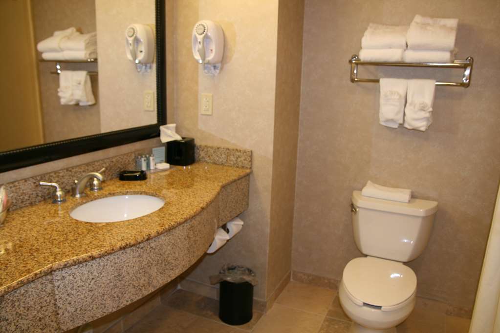 Hampton Inn Emporia Image