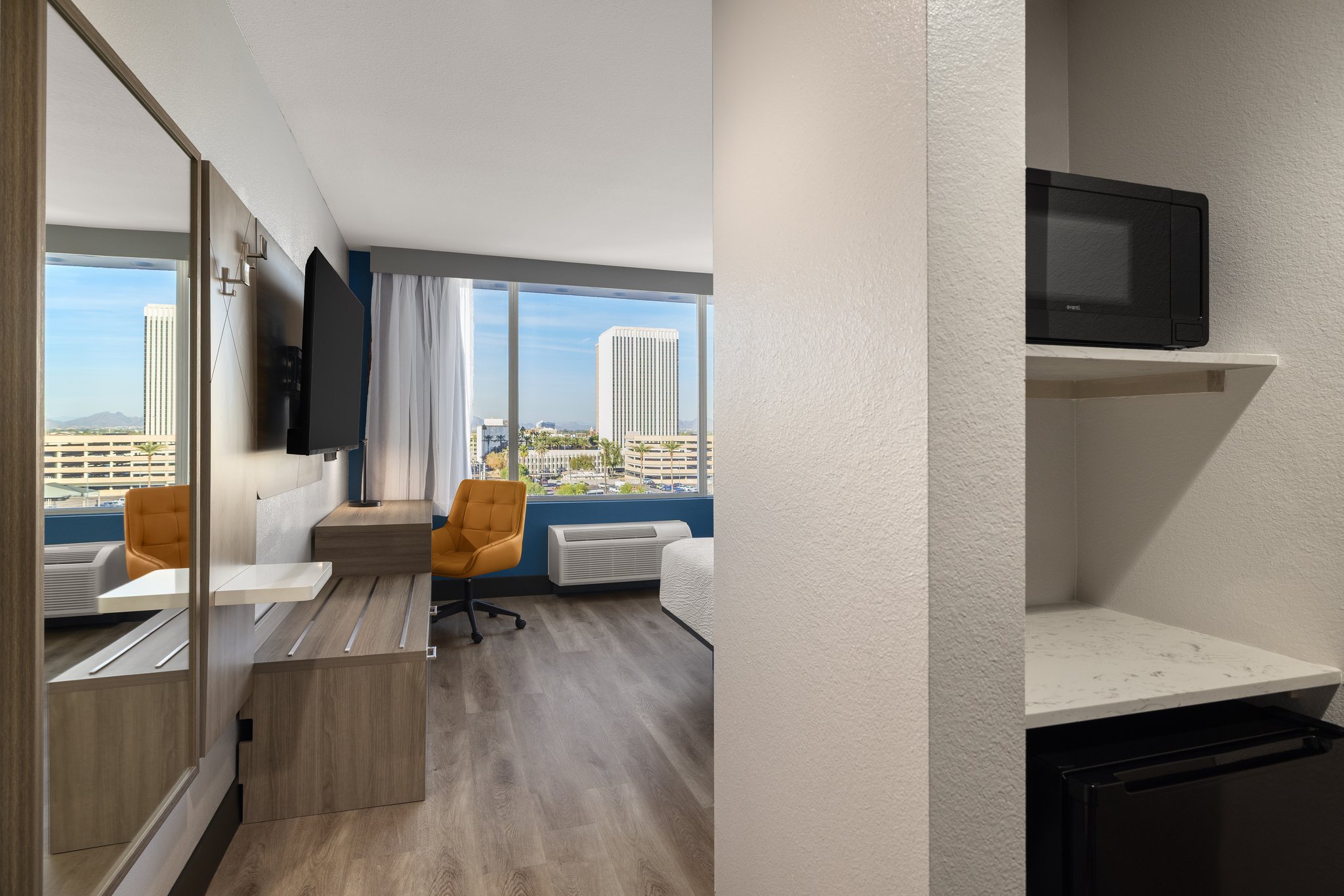 Holiday Inn Express & Suites Phoenix - Midtown by IHG Image