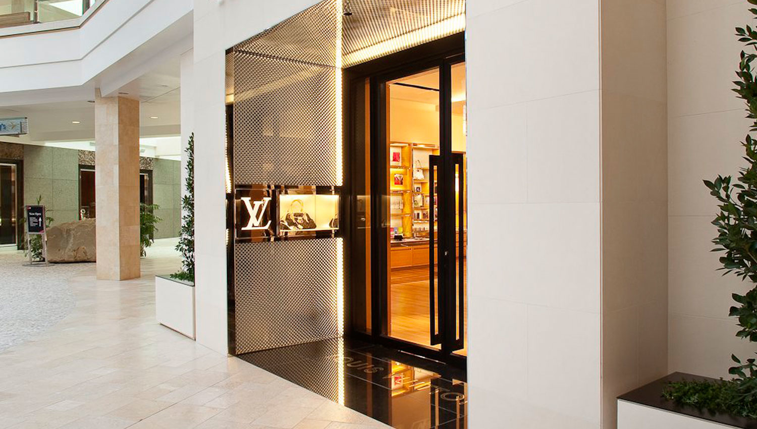 Louis Vuitton Topanga Plaza Photo