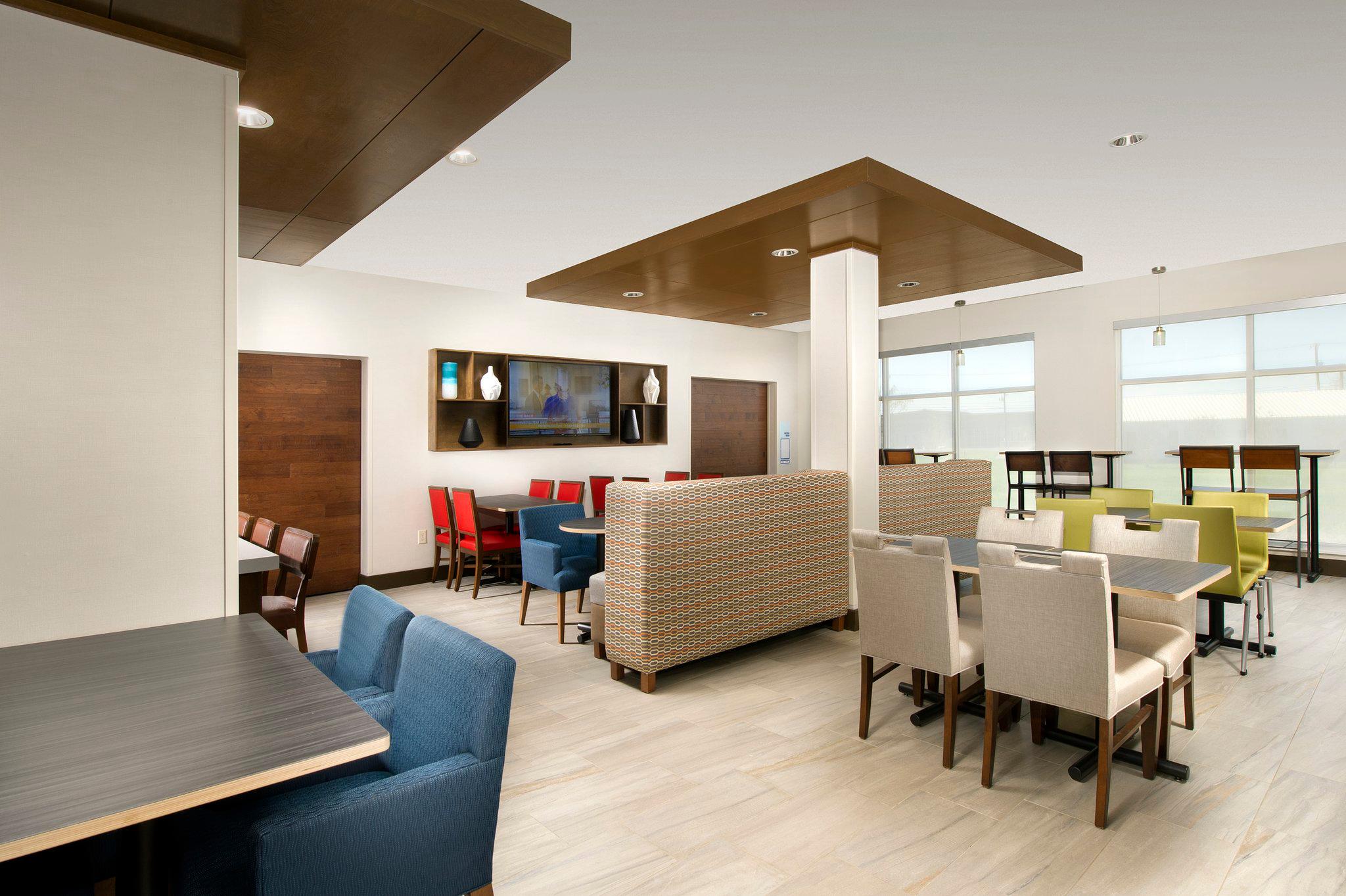 Holiday Inn Express & Suites New Braunfels Photo