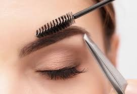 Augenbrauen zupfen & färben, Wimpern färben – der perfekte Rahmen für Deine Auge