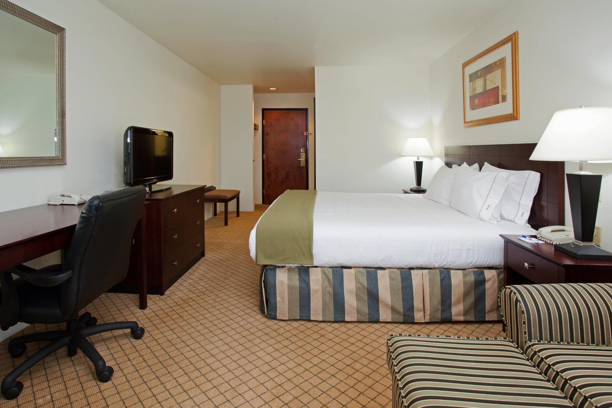 Holiday Inn Express & Suites Colorado Springs Airport Photo