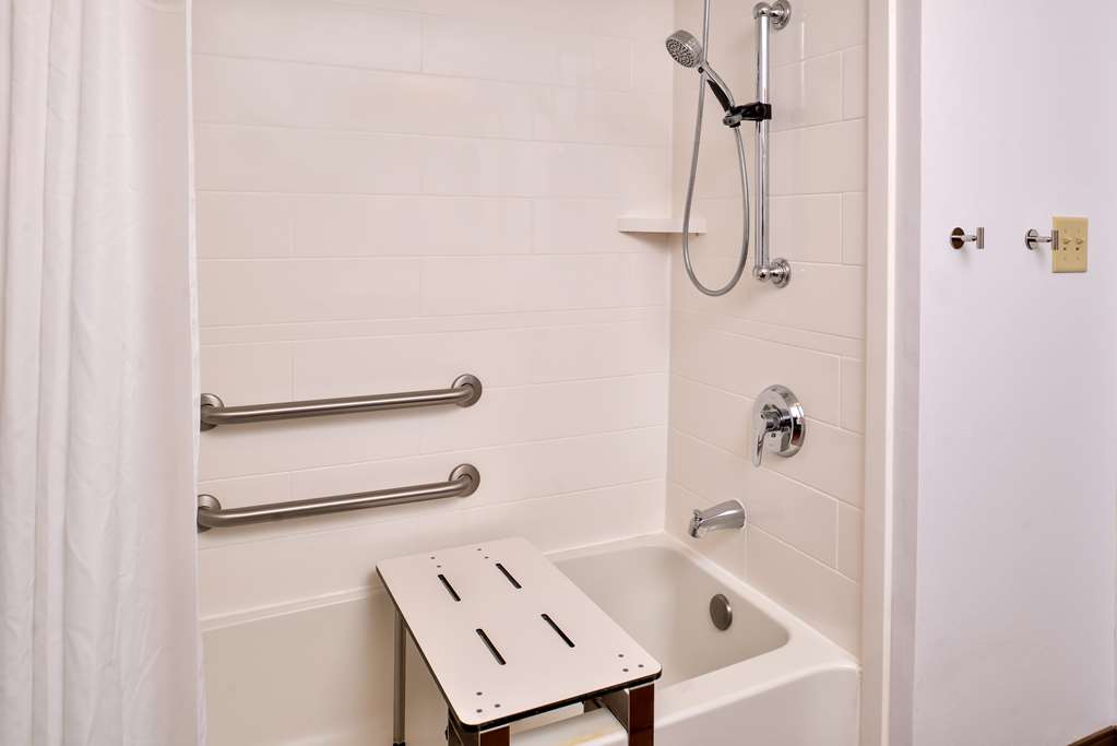 Hampton Inn Emporia Image