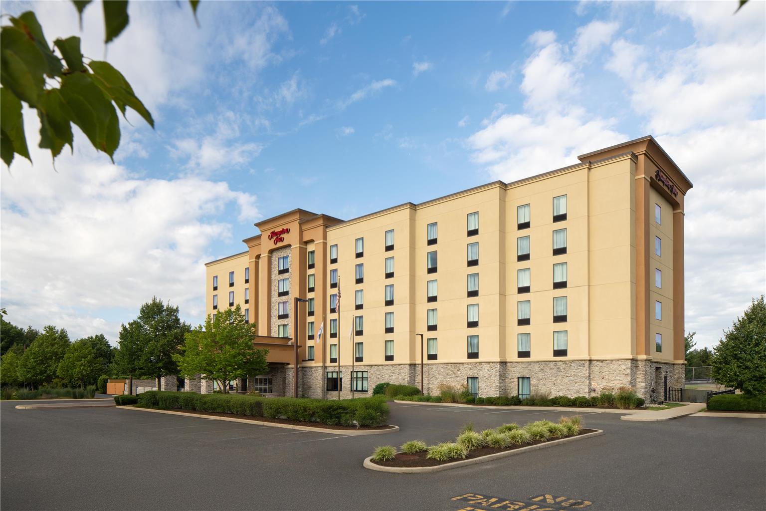Hampton Inn Neptune/Wall Logo