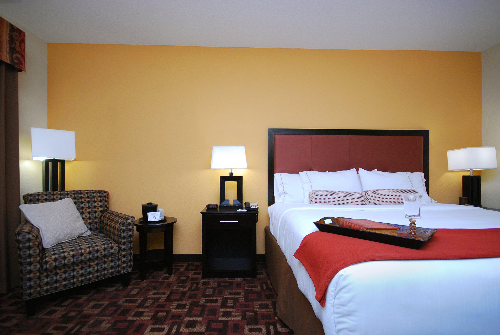 Holiday Inn Express & Suites Gonzales Photo