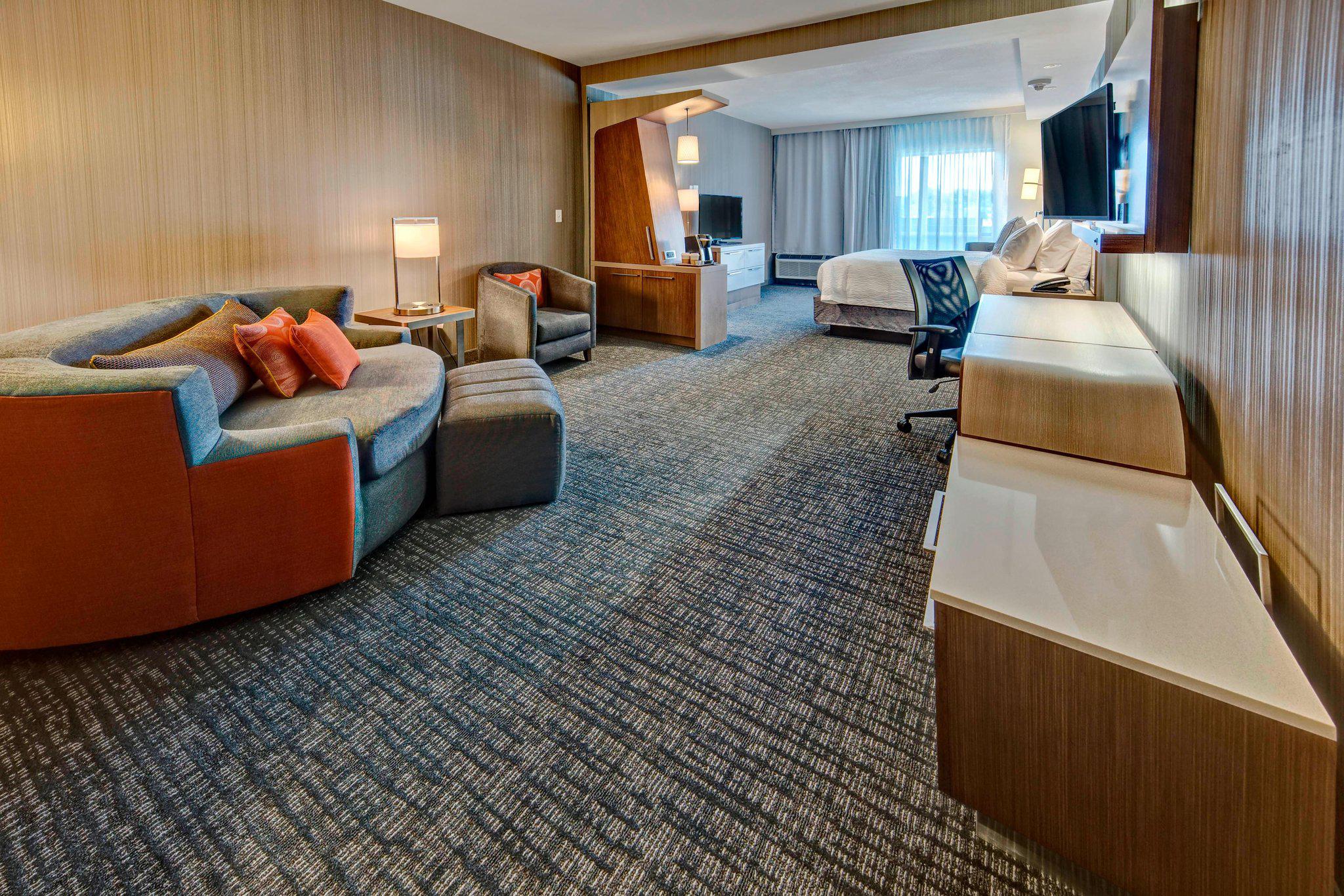 Courtyard by Marriott Westbury Long Island Photo