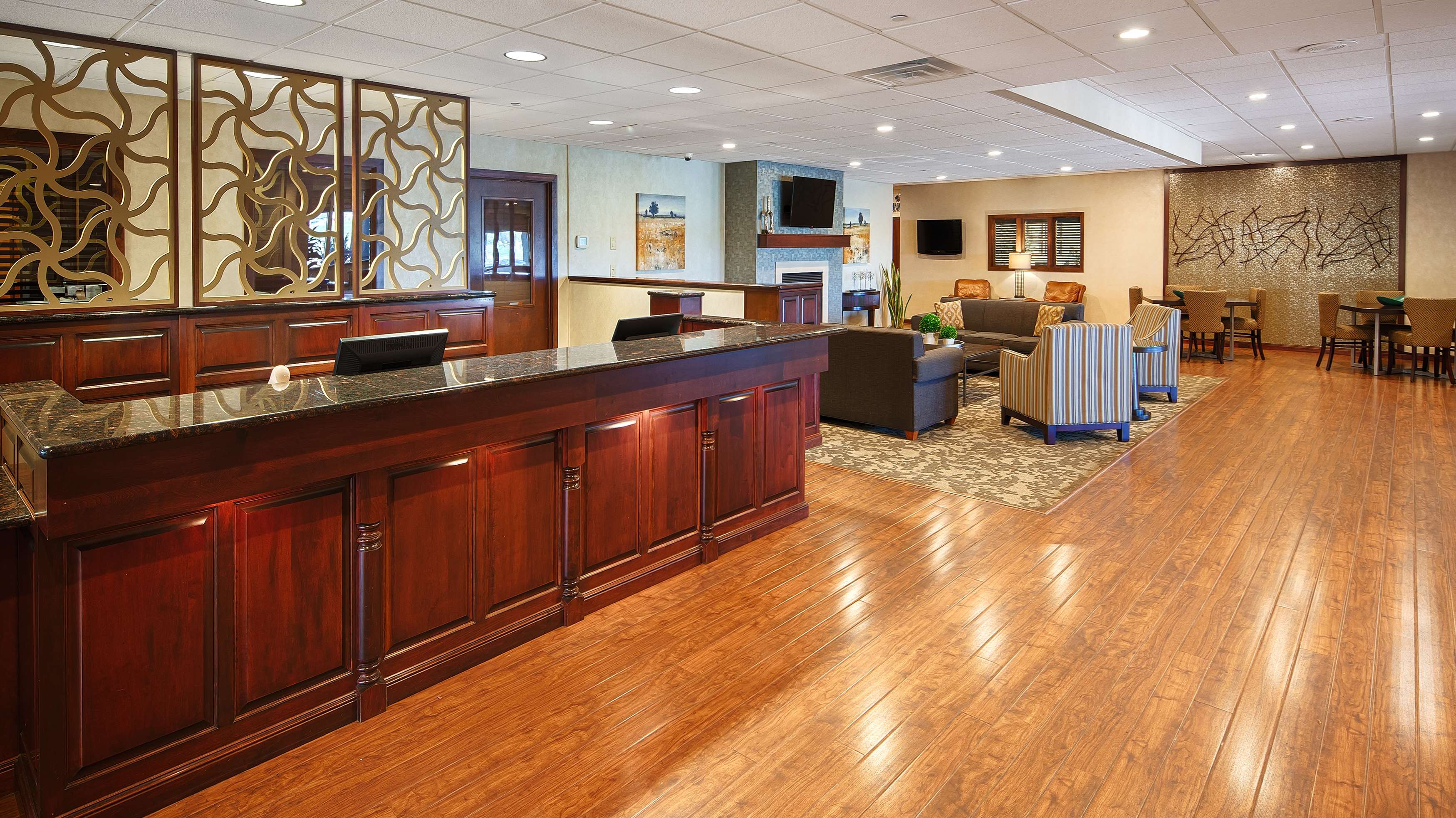 Best Western Plus Dubuque Hotel & Conference Center Photo