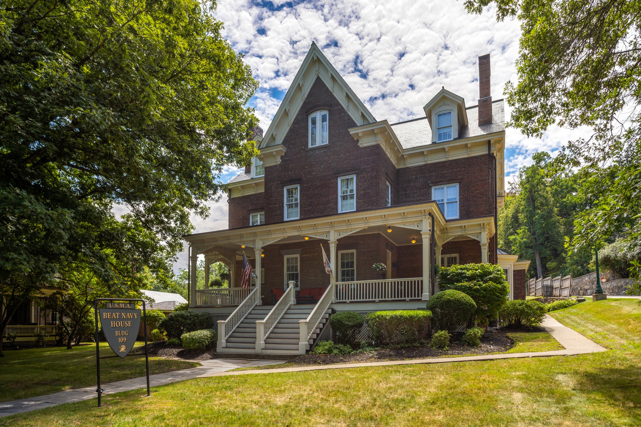 IHG Army Hotels Beat Navy House - Historia Image