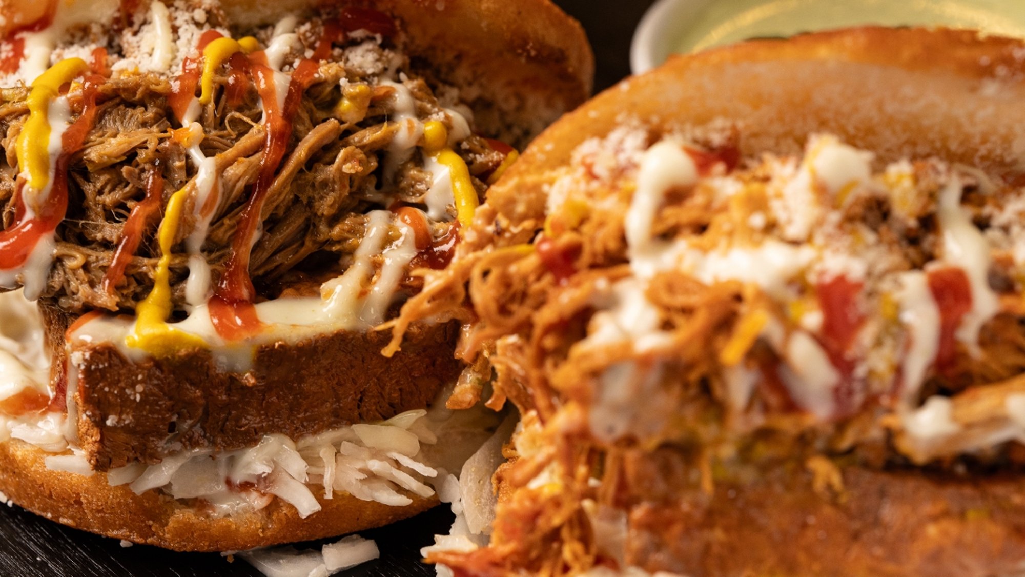 2 Arepas de Pollo Esmechado