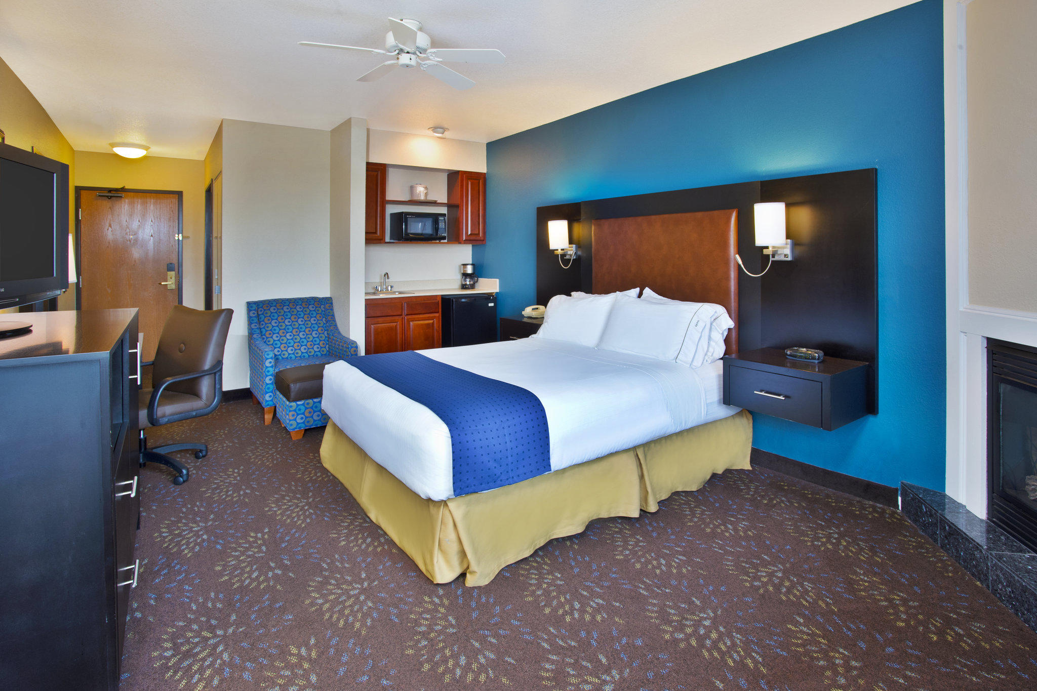 Holiday Inn Express Mackinaw City Photo