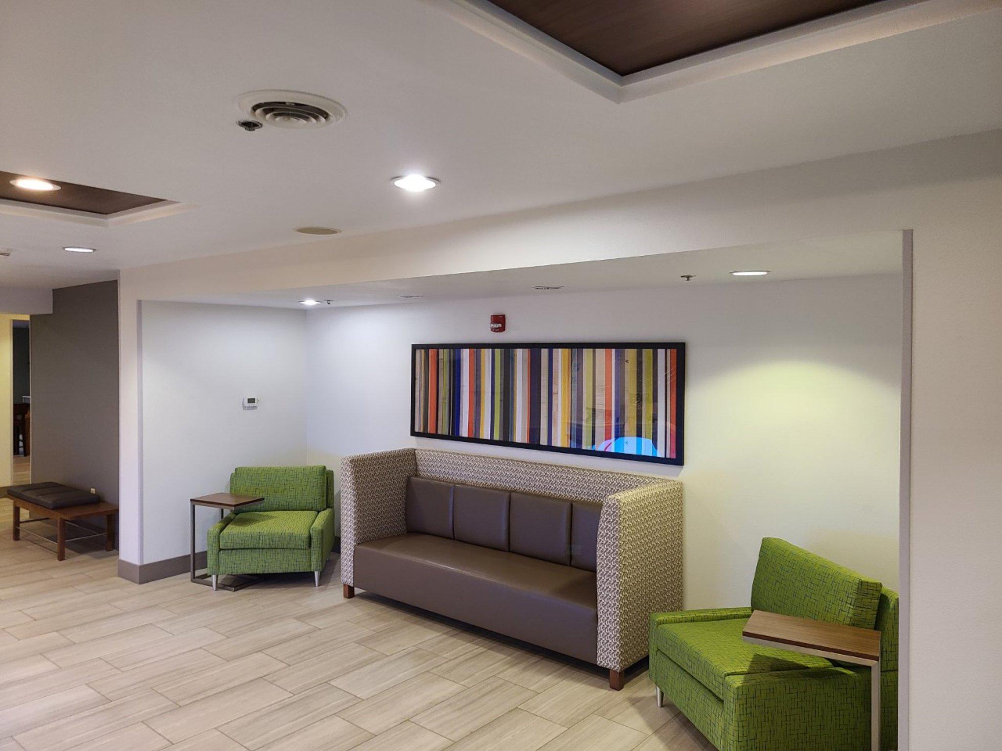 Holiday Inn Express & Suites Sheldon Photo