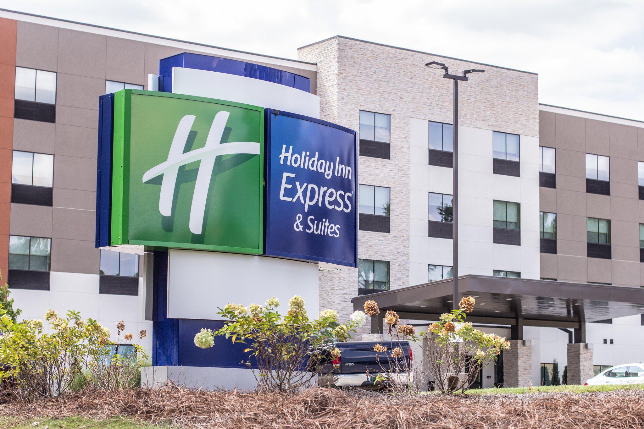 Holiday Inn Express & Suites Birmingham - Homewood Photo