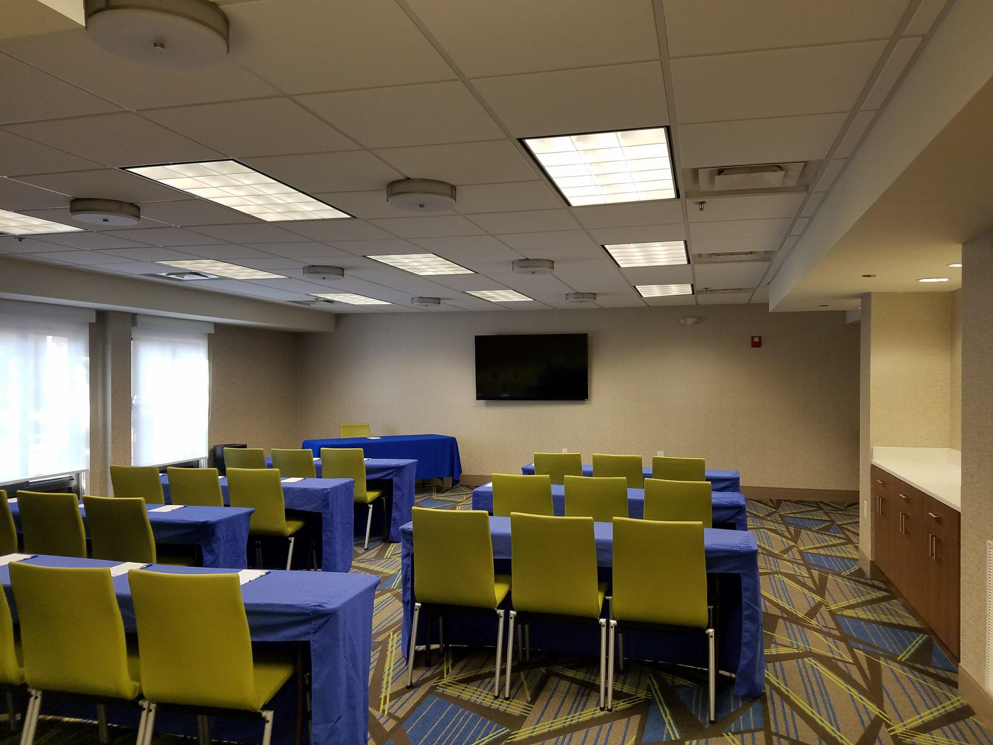 Holiday Inn Express & Suites Jacksonville-South Photo