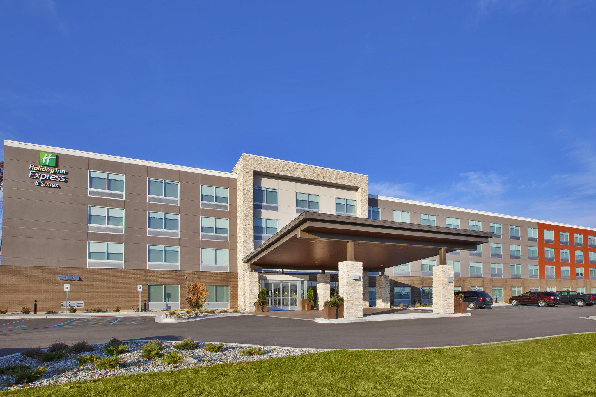 Holiday Inn Express & Suites Grand Rapids - Airport North Photo