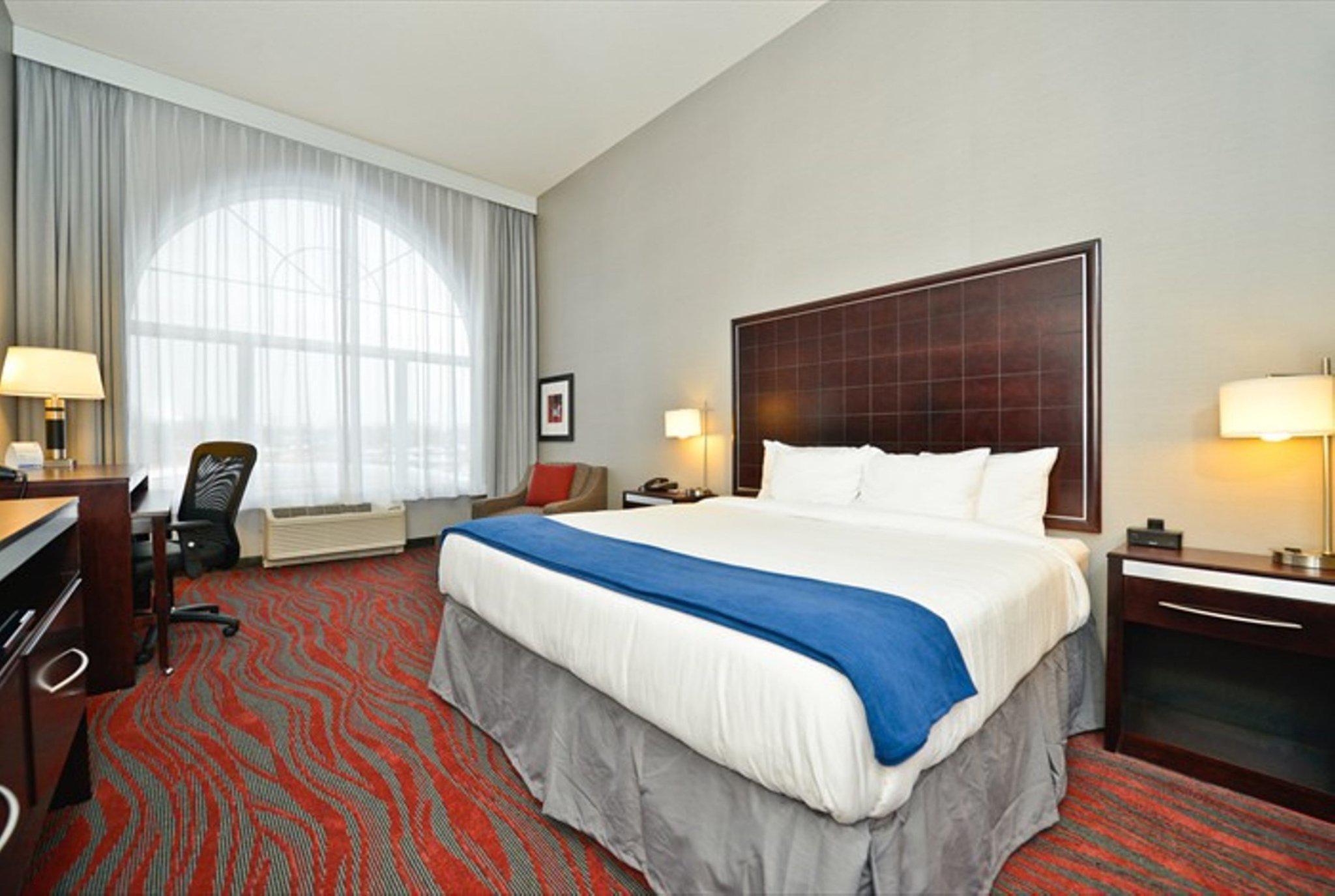 Holiday Inn Express & Suites Utica Photo