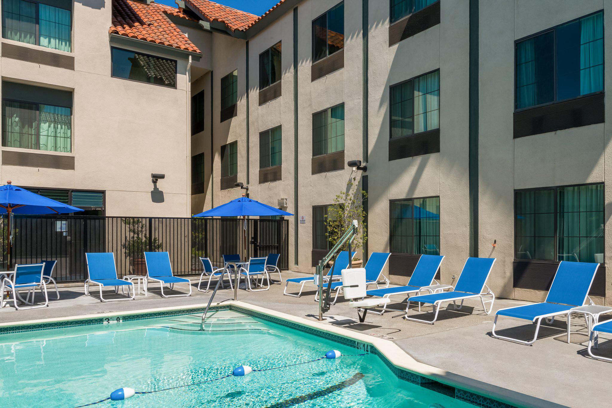 Holiday Inn Express & Suites Santa Clara - Silicon Valley Photo