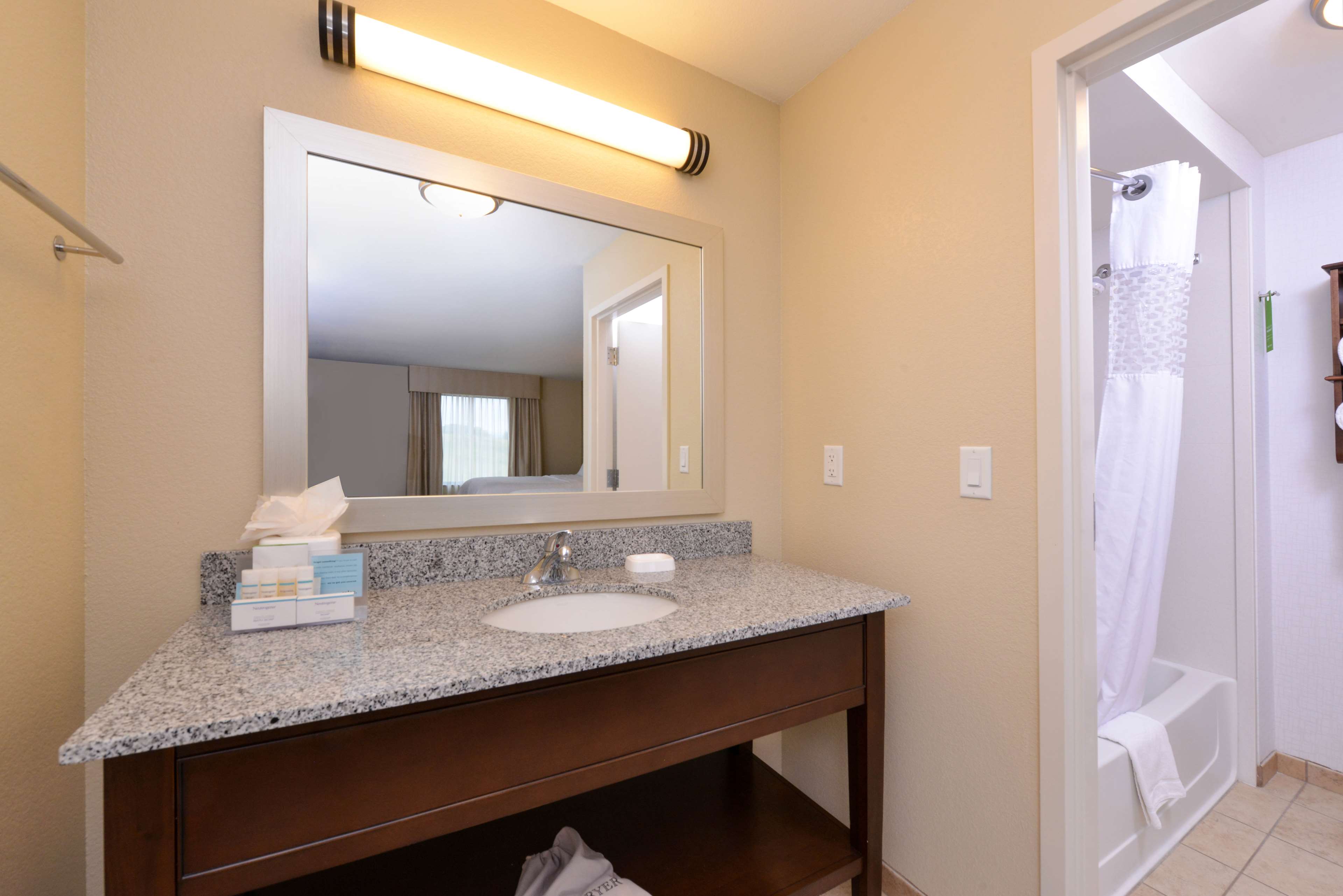 Guest room bath