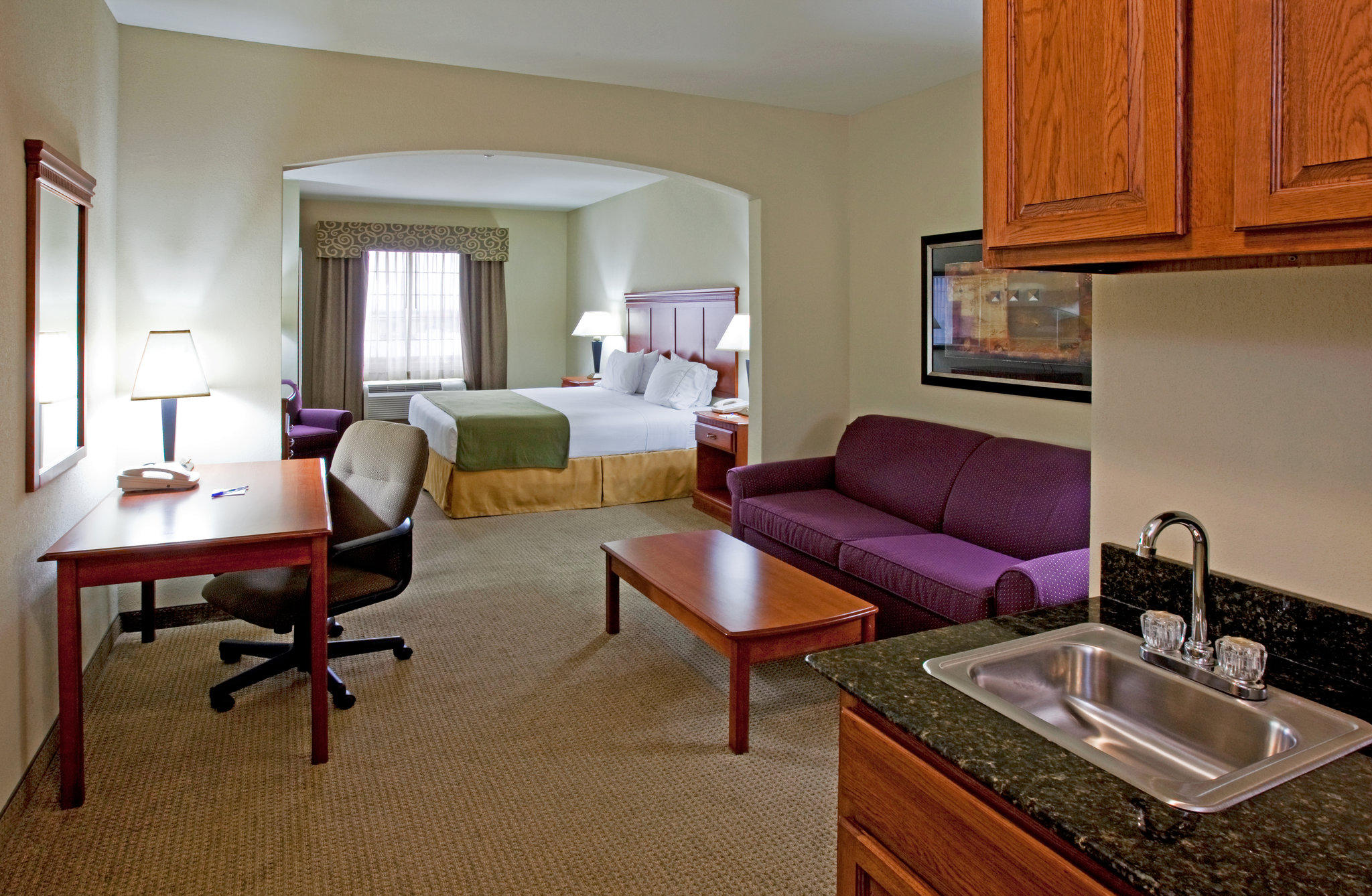 Holiday Inn Express & Suites Ada Photo