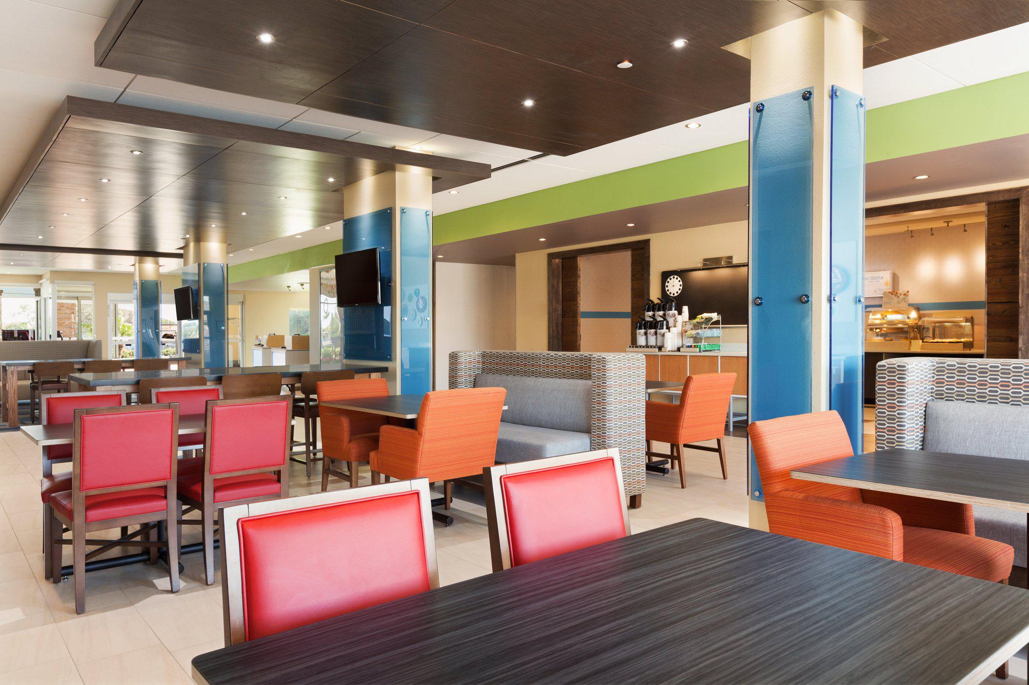 Holiday Inn Express & Suites Edinburg-McAllen Area Photo