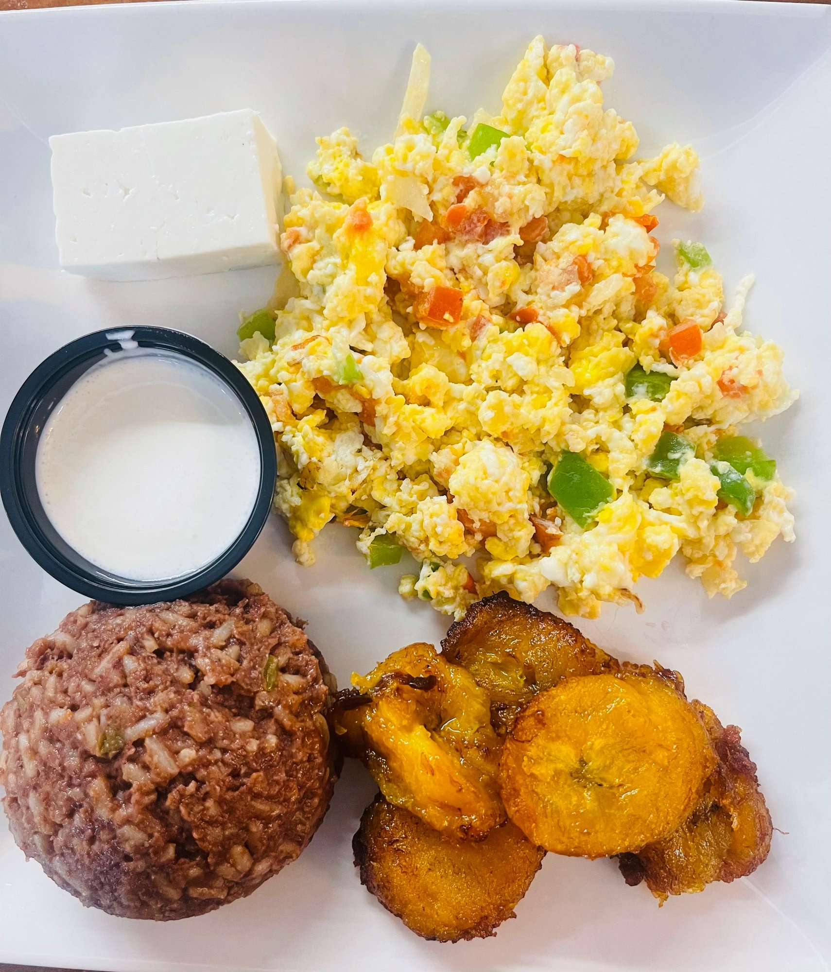 Plátanos, Frijoles, Queso, Crema y Huevos