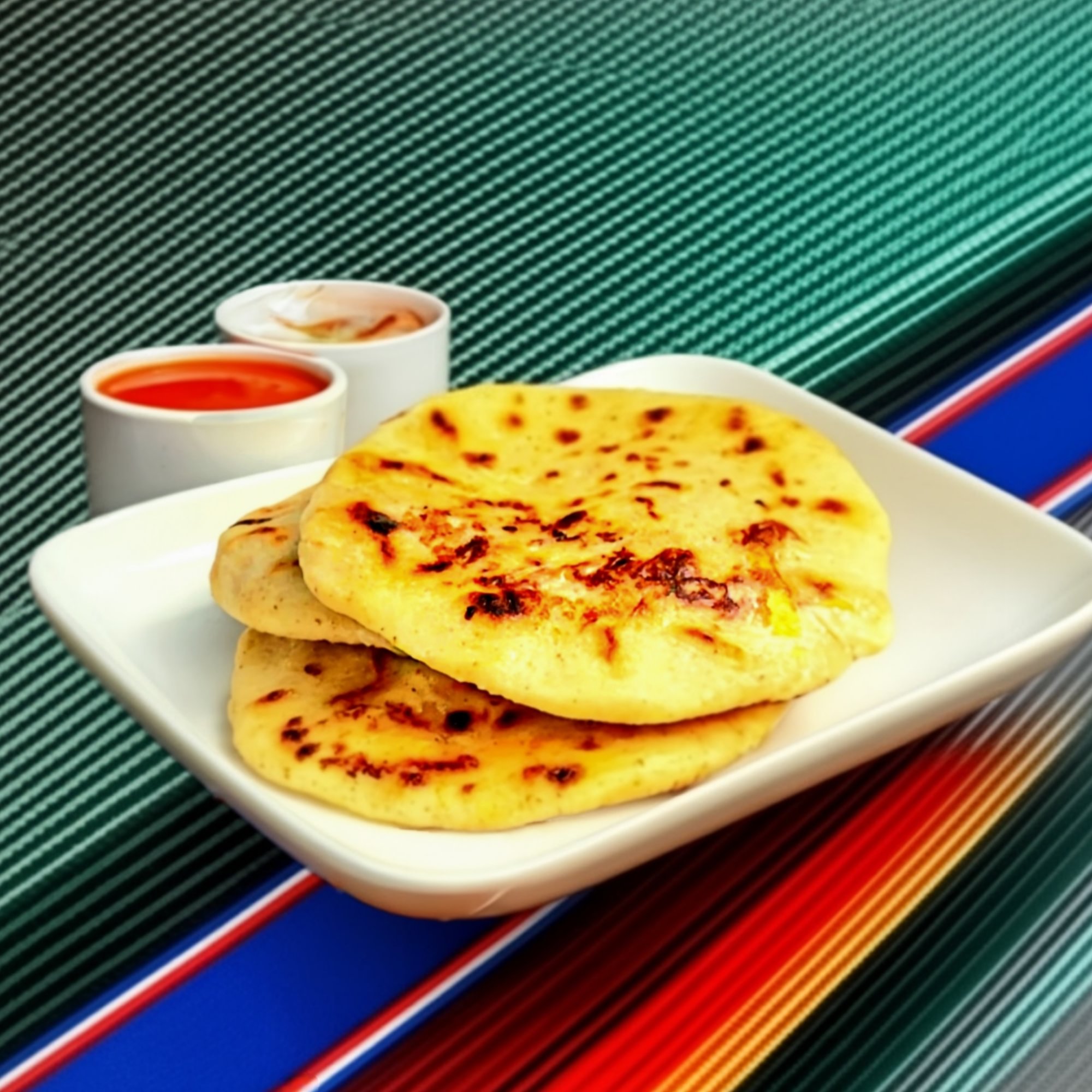 Pollo con Queso Pupusa